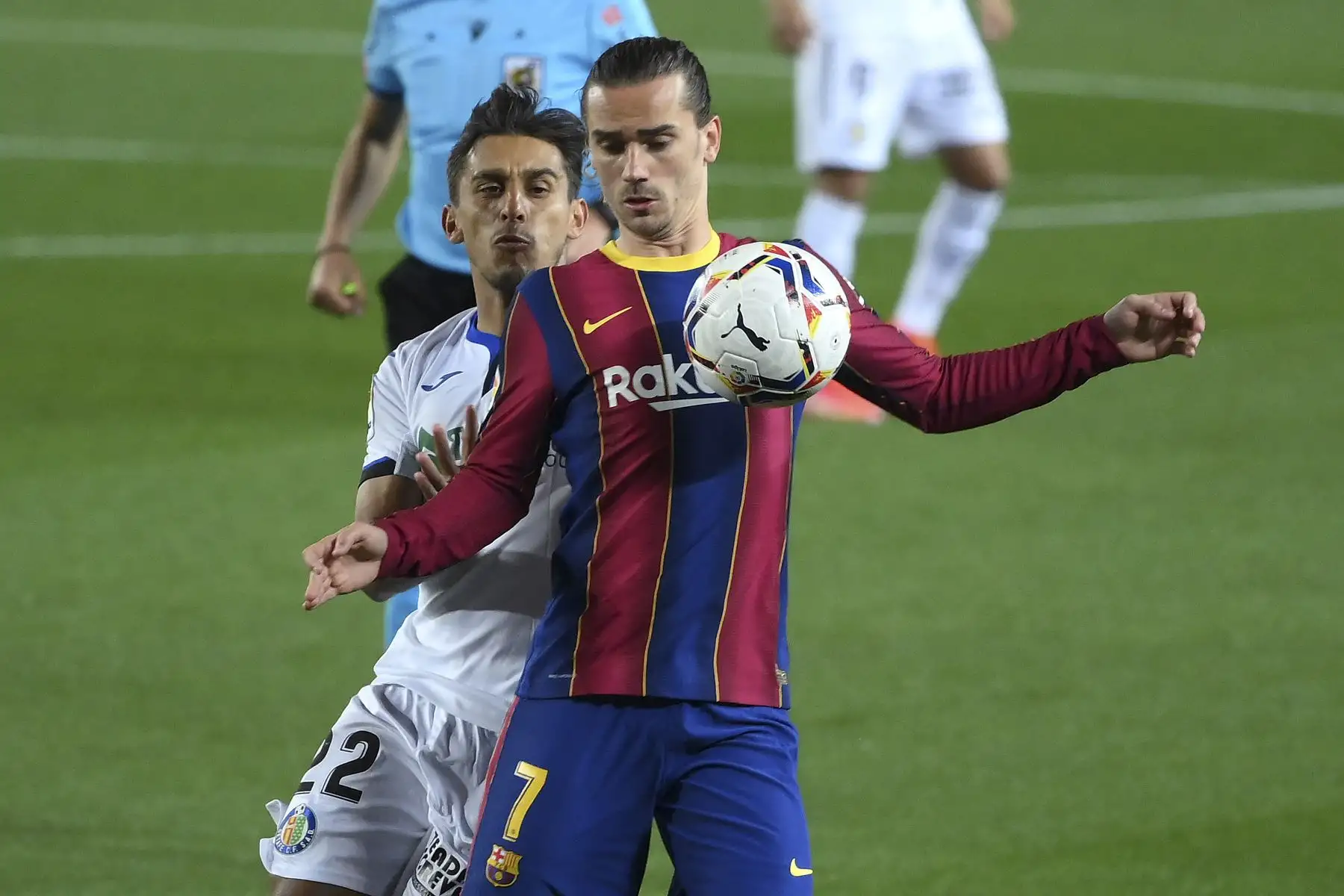 El centrocampista francés del Barcelona Antoine Griezmann desafía al defensa uruguayo del Getafe Damián Suárez durante el partido de fútbol de la Liga española. Foto: AFP