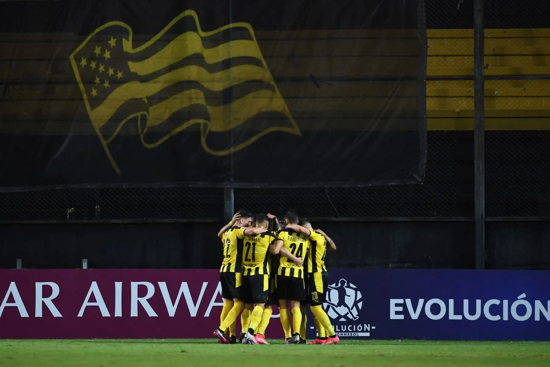 Jugadores de Peñarol de Uruguay celebran un gol durante el partido de la fase de grupos del torneo de fútbol Copa Sudamericana. Foto: AFP