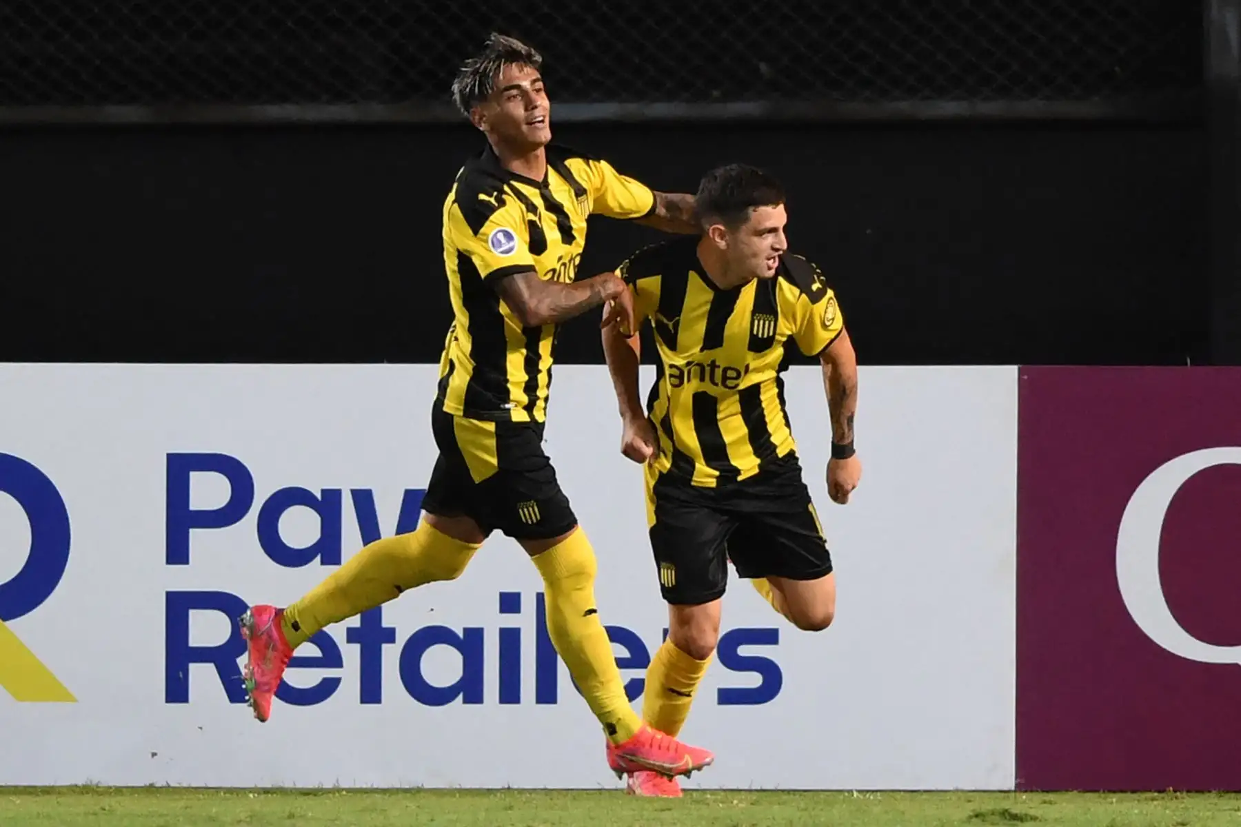 El uruguayo Peñarol Agustín Álvarez Martínez celebra un gol durante el partido de la fase de grupos del torneo de fútbol Copa Sudamericana. Foto: AFP