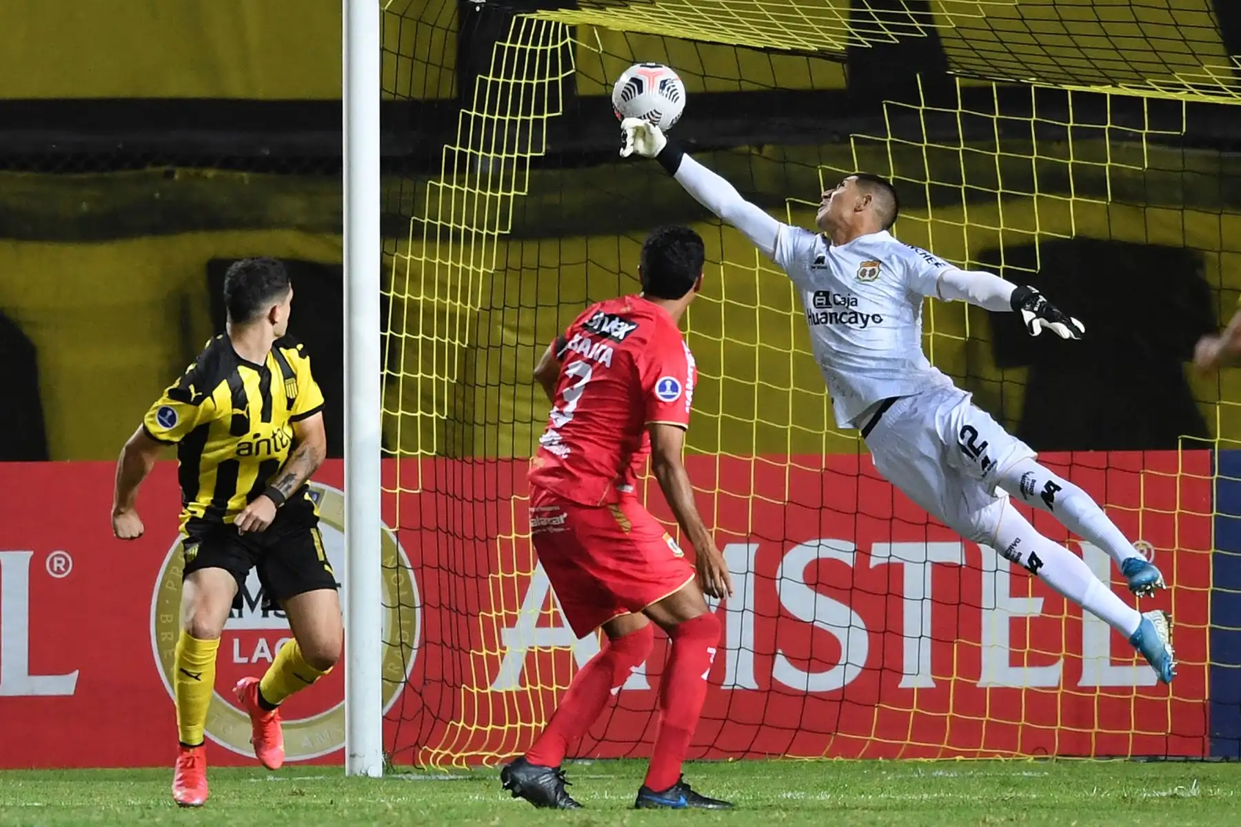 El uruguayo Peñarol, Agustín Álvarez Martínez, anota un gol contra la portería de Ángel Zamudio de Sport Huancayo durante el partido de la fase de grupos de la Copa Sudamericana, en el estadio Campeón del Siglo en Montevideo. Foto: AFP