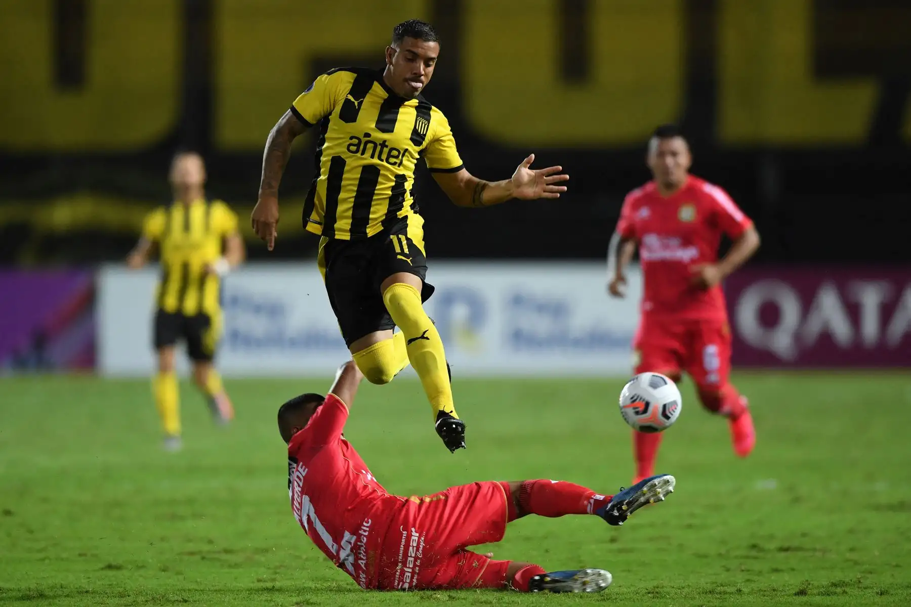 El uruguayo David Terans de Peñarol y el peruano Marcio Valverde de Sport Huancayo compiten por el balón durante el partido de la fase de grupos de la Copa Sudamericana, en el estadio Campeón del Siglo de Montevideo. Foto: AFP