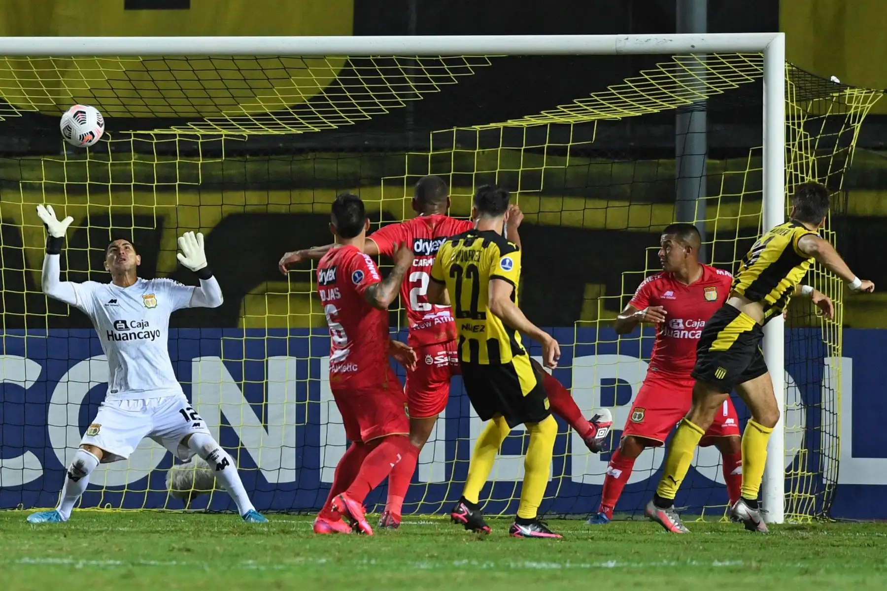 El uruguayo Gary Kagelmacher de Peñarol anota un gol ante Sport Huancayo durante el partido de la fase de grupos de la Copa Sudamericana, en Montevideo. Foto: AFP