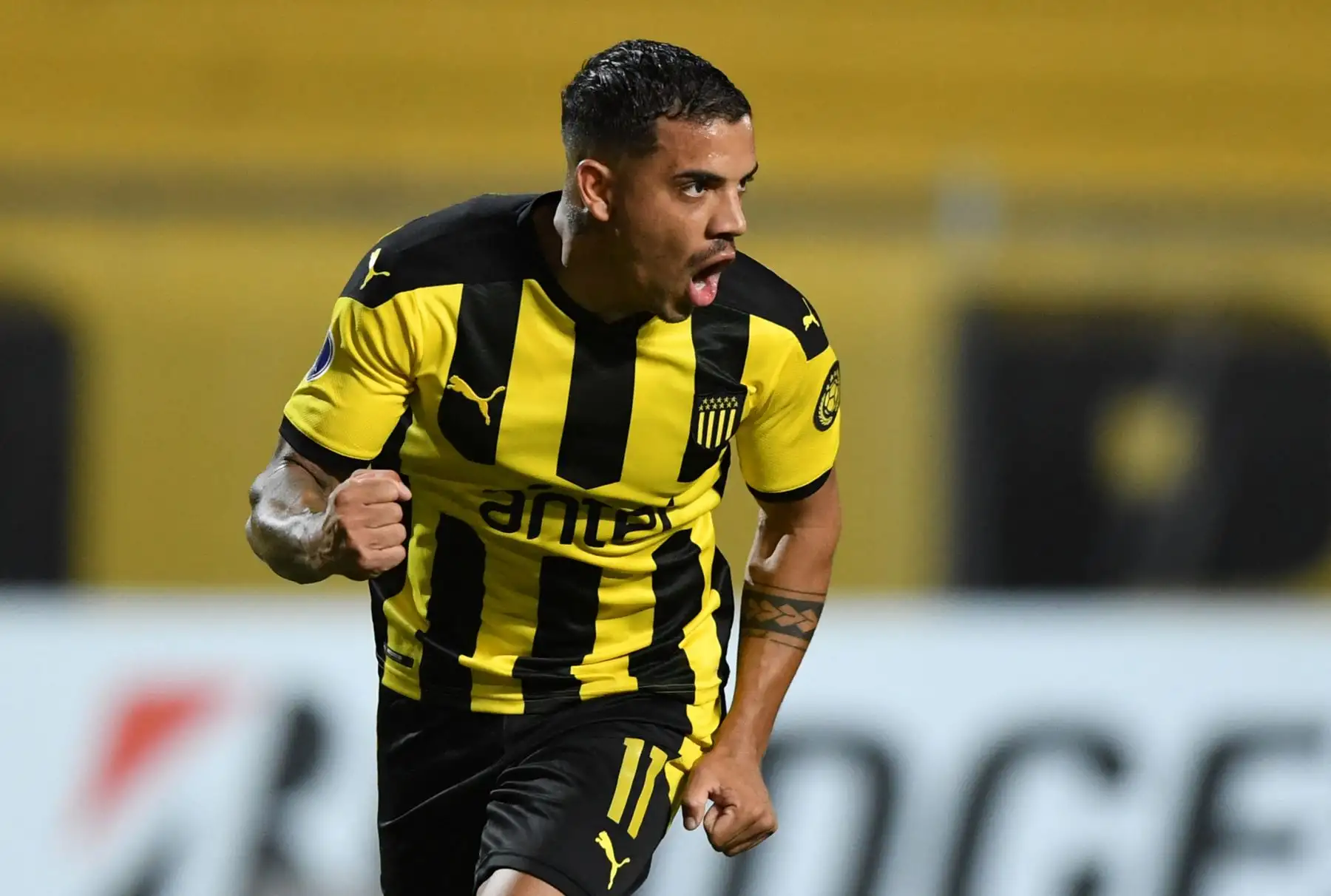 El uruguayo David Terans de Peñarol celebra un gol durante el partido de la fase de grupos de la Copa Sudamericana. Foto: AFP