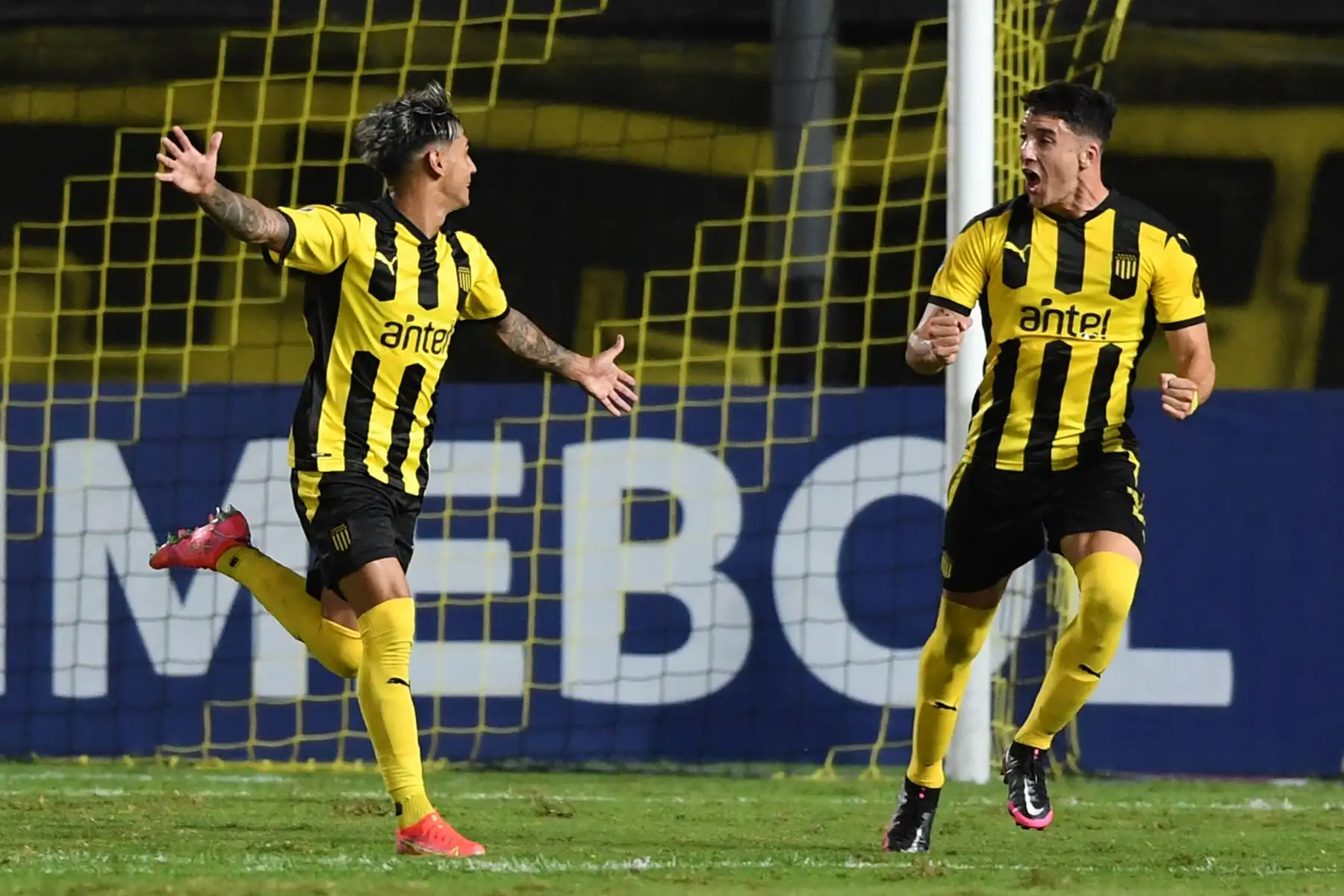 El uruguayo Facundo Torres de Peñarol celebra con su compañero Agustín Álvarez Martínez tras anotar un gol ante Sport Huancayo durante el partido de la fase de grupos de la Copa Sudamericana. Foto: AFP