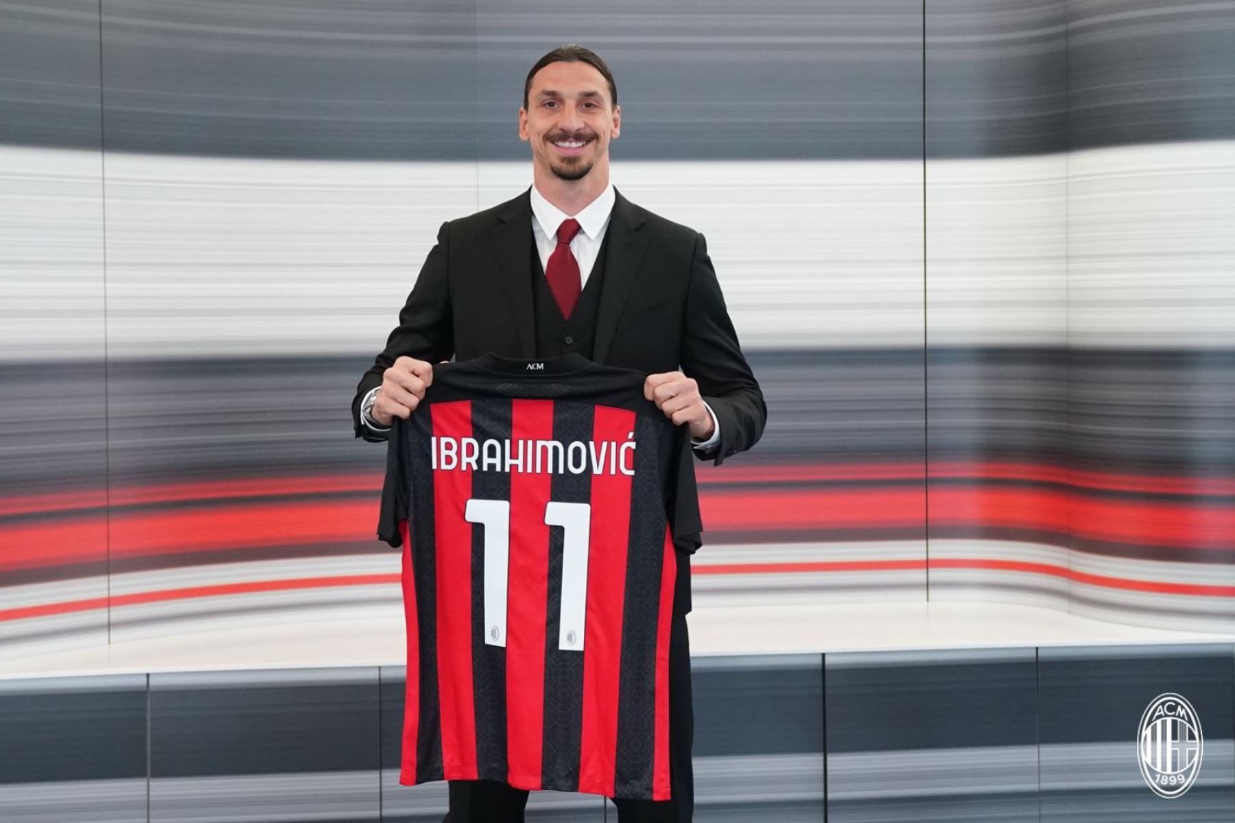 Zlatan Ibrahimovic, que cumplirá 40 años en octubre próximo, renovó un año su contrato con el AC Milan.