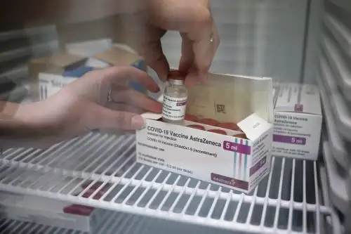 OMS sostiene que beneficios de vacuna AstraZeneca superan con creces los riesgos.