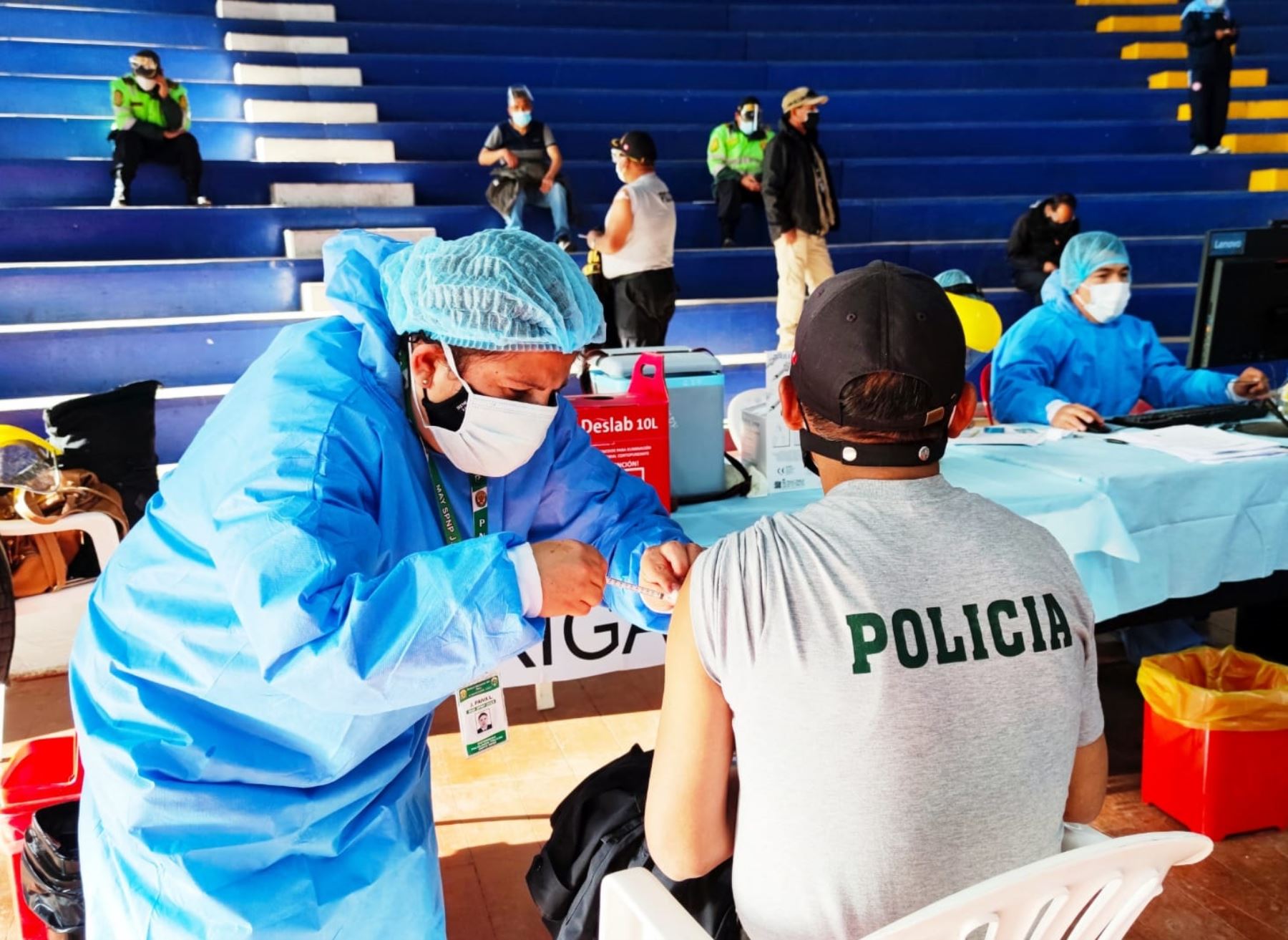 Agentes policiales de Cusco comenzaron a ser vacunados contra la covid-19. ANDINA/Difusión
