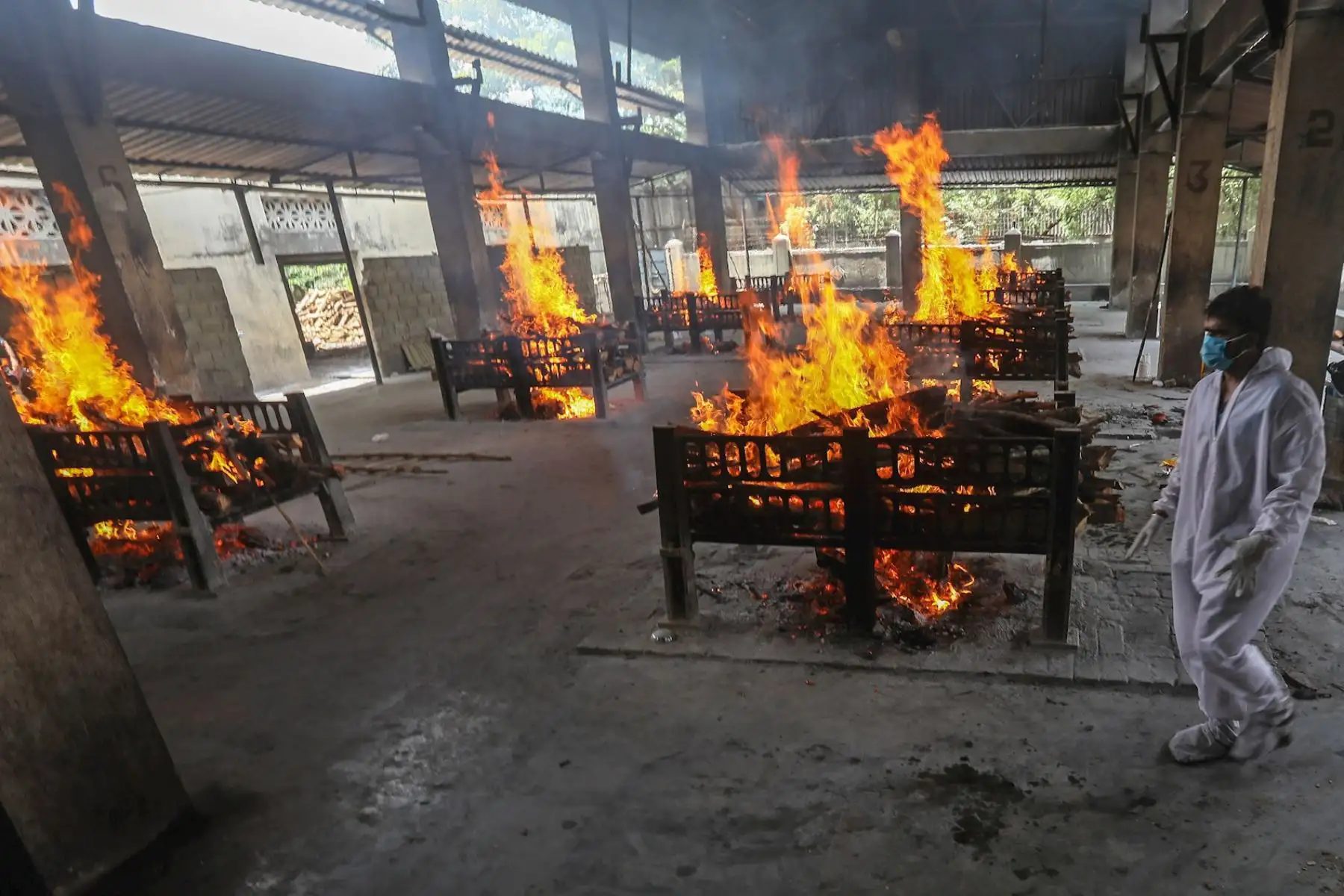 La India sigue rompiendo récords en esta segunda ola de la pandemia, al registrar este viernes más de 330.000 nuevas infecciones y 2.263 muertes, mientras varios hospitales lanzan llamadas de auxilio por la falta de oxígeno.

Foto:EFE