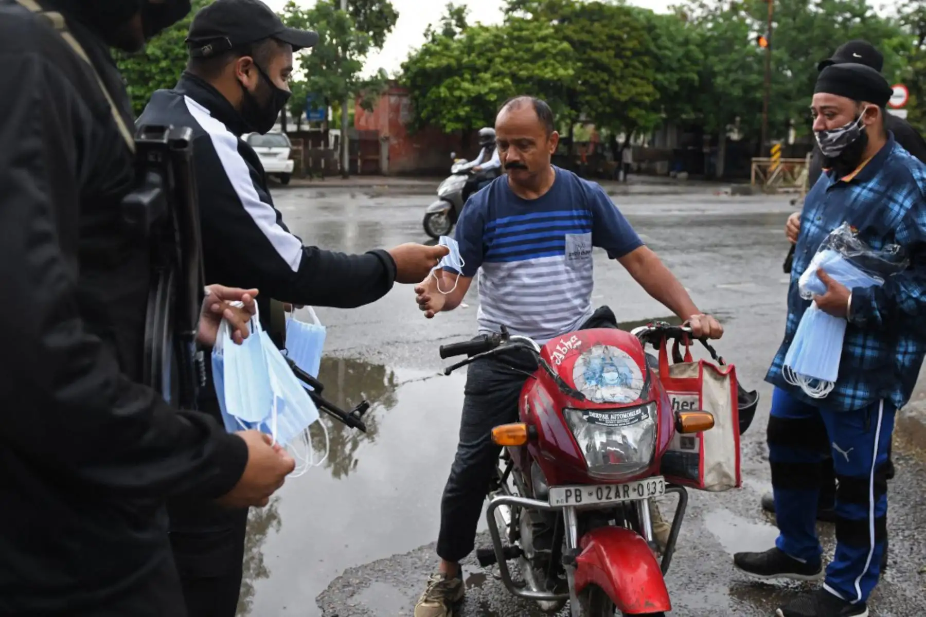 El personal de la policía distribuye una mascarilla a un viajero durante una campaña de concientización contra la propagación del coronavirus Covid-19 en Amritsar.

Foto:AFP