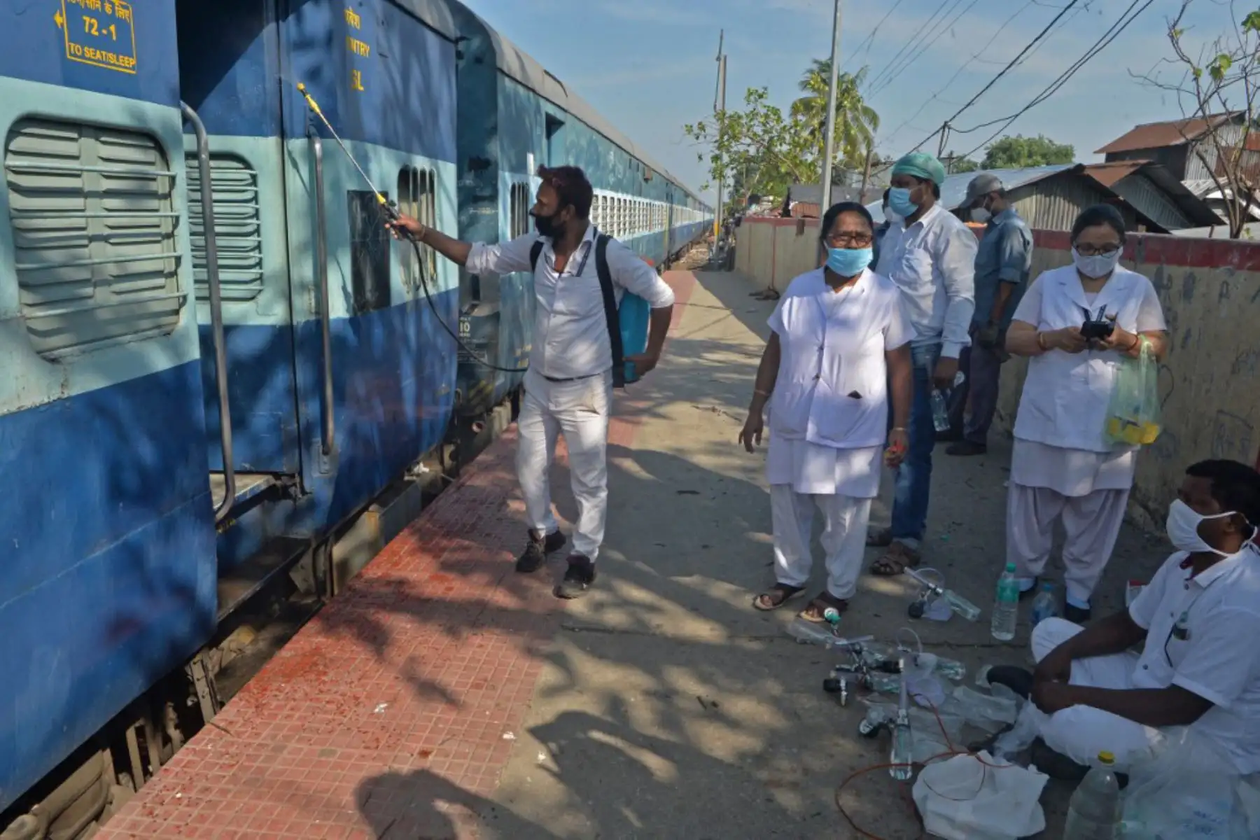 Un miembro del personal médico ferroviario desinfecta los vagones de tren que se utilizarán como salas de aislamiento temporal en preparación para los pacientes infectados por el coronavirus Covid-19 en una estación de tren en Siliguri.

Foto:AFP