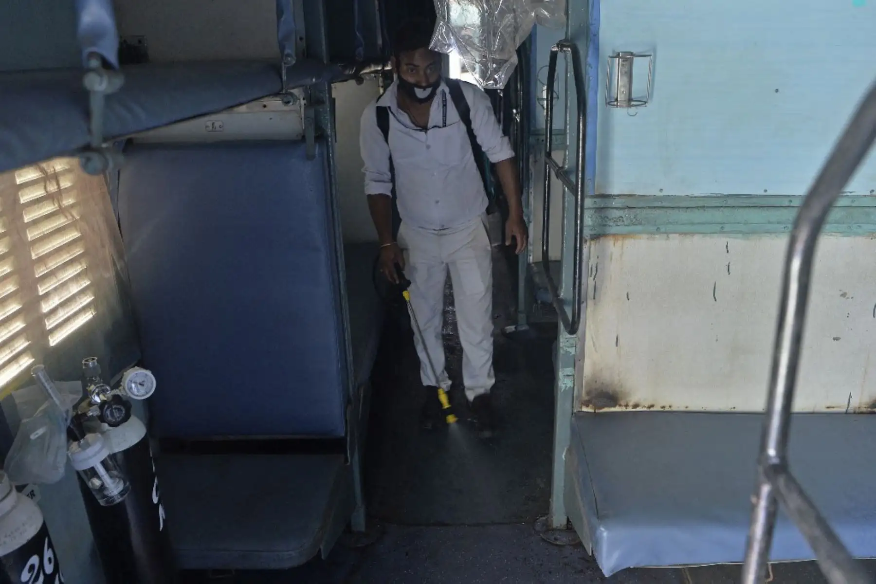 Un miembro del personal médico ferroviario desinfecta los vagones de tren que se utilizarán como salas de aislamiento temporal en preparación para los pacientes infectados por el coronavirus Covid-19 en una estación de tren en Siligurii.

Foto:AFP