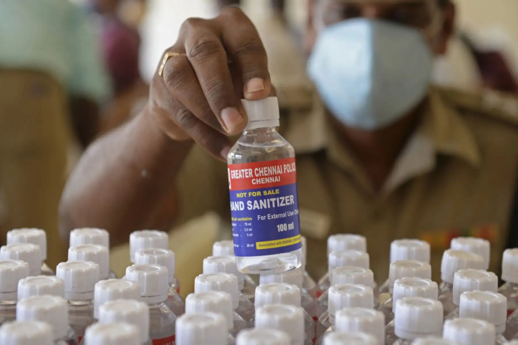 Un personal de la policía empaca las botellas de desinfectantes de manos para los compañeros como medida preventiva contra el coronavirus Covid-19 en Chennai.

Foto:AFP