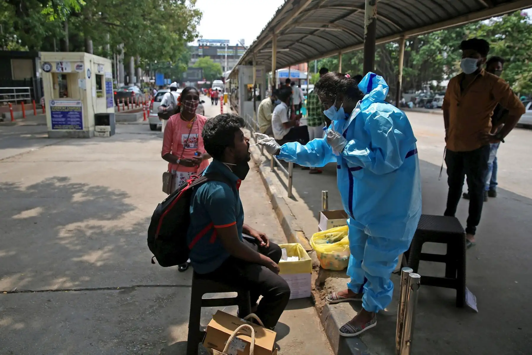 Un trabajador de la salud toma una muestra de hisopado nasal de un hombre para la prueba de COVID-19 en la estación de tren de la ciudad en Bangalore, India.

Foto:AFP