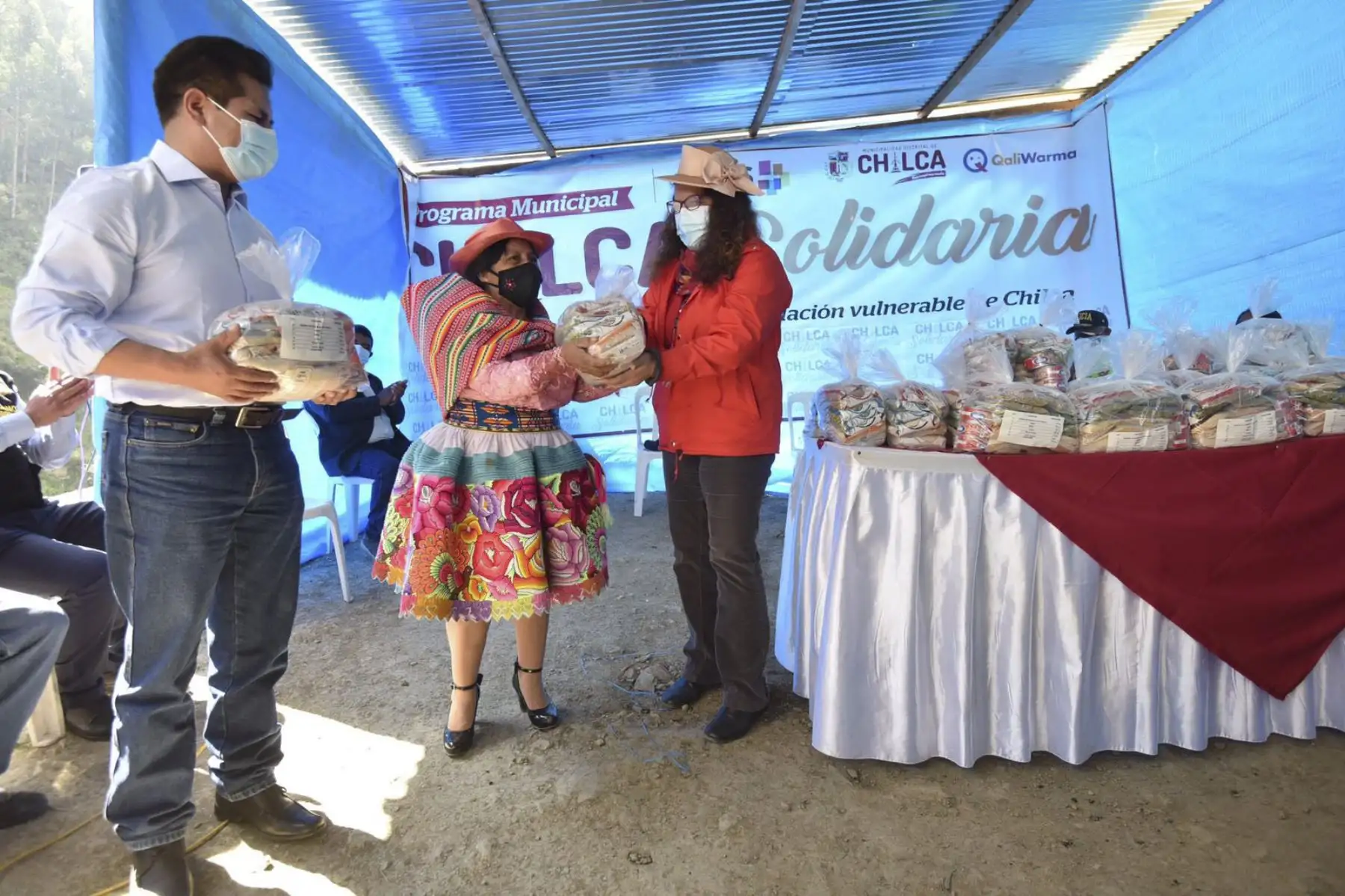 La ministra de Inclusión Social participó en la entrega de alimentos a la olla común Bosque de Azapampa, actividad que representa la primera visita de verificación del recién conformado Comité de Transparencia y Acompañamiento de la Municipalidad Distrital de Chilca. Foto: ANDINA/MIDIS