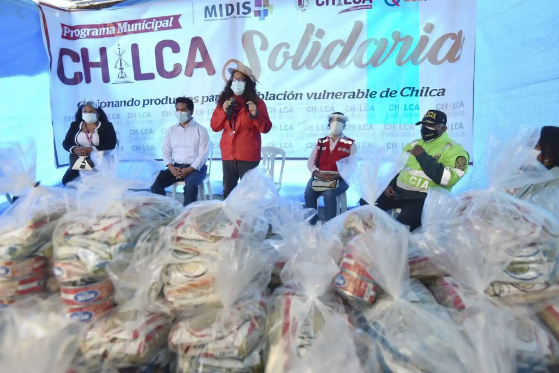 La ministra de Inclusión Social participó en la entrega de alimentos a la olla común Bosque de Azapampa, actividad que representa la primera visita de verificación del recién conformado Comité de Transparencia y Acompañamiento de la Municipalidad Distrital de Chilca. Foto: ANDINA/MIDIS