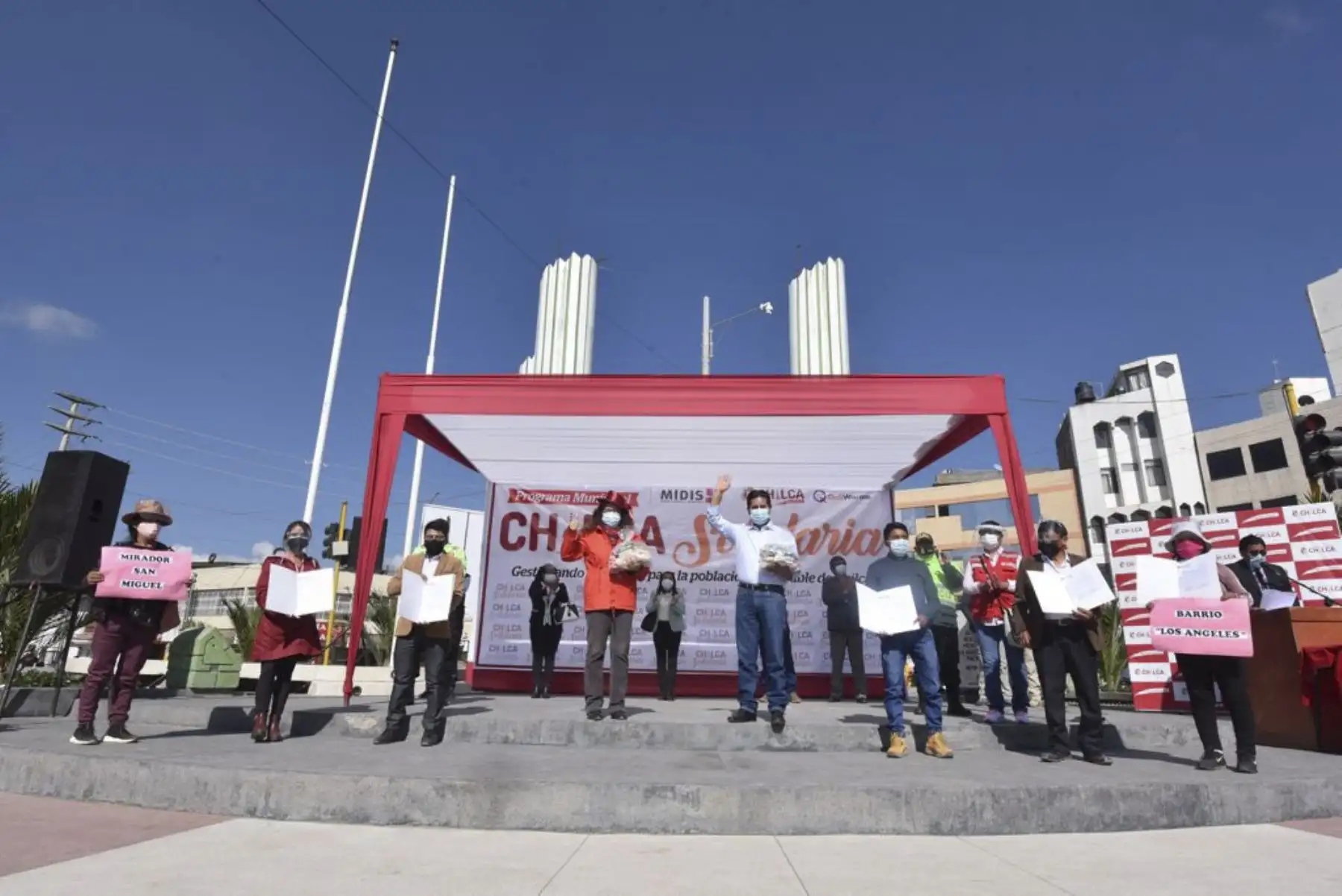 En acto protocolar, la titular del Midis, el alcalde distrital de Chilca, Carlos De la Cruz, y miembros de la sociedad civil firmaron el acta de conformación del Comité de Transparencia y Acompañamiento de la Municipalidad Distrital de Chilca. Foto: ANDINA/MIDIS