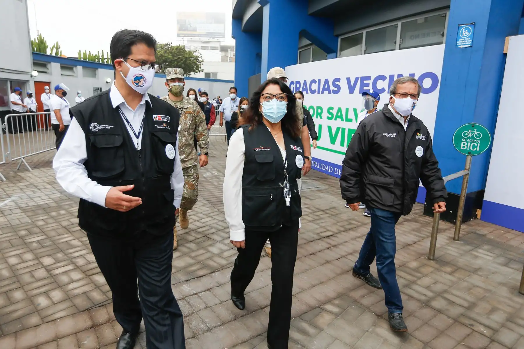 La presidenta del Consejo de Ministros. Violeta Bermúdez, junto con el viceministro del Ministerio de Salud y el alcalde de la Municipalidad de Miraflores, supervisan el proceso de vacunación contra la COVID-19 de adultos mayores de 80 años en el Coliseo Manuel Bonilla, de Miraflores.
Foto:ANDINA/PCM