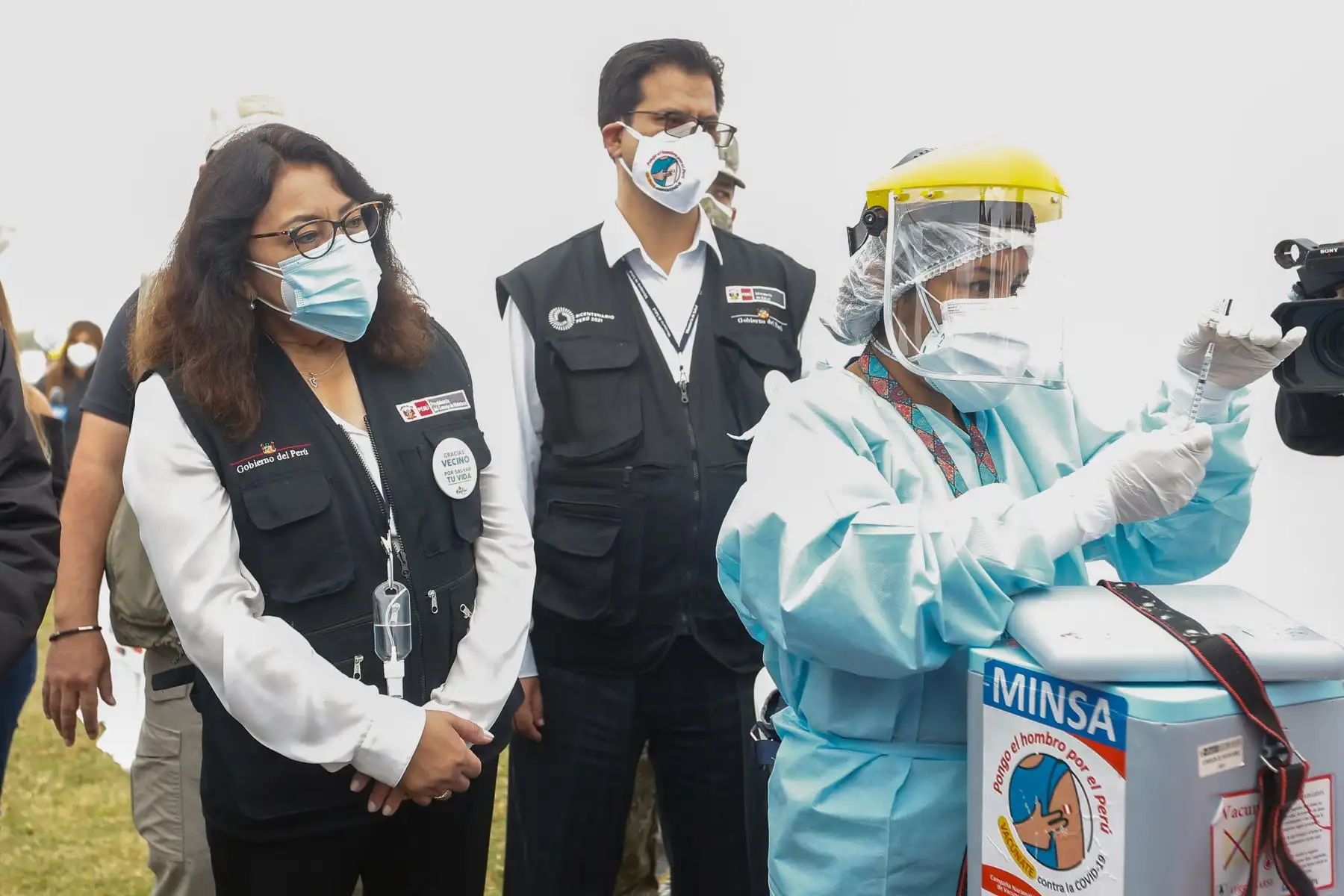 La presidenta del Consejo de Ministros. Violeta Bermúdez, junto con el viceministro del Ministerio de Salud y el alcalde de la Municipalidad de Miraflores, supervisan el proceso de vacunación contra la COVID-19 de adultos mayores de 80 años en el Coliseo Manuel Bonilla, de Miraflores.
Foto:ANDINA/PCM