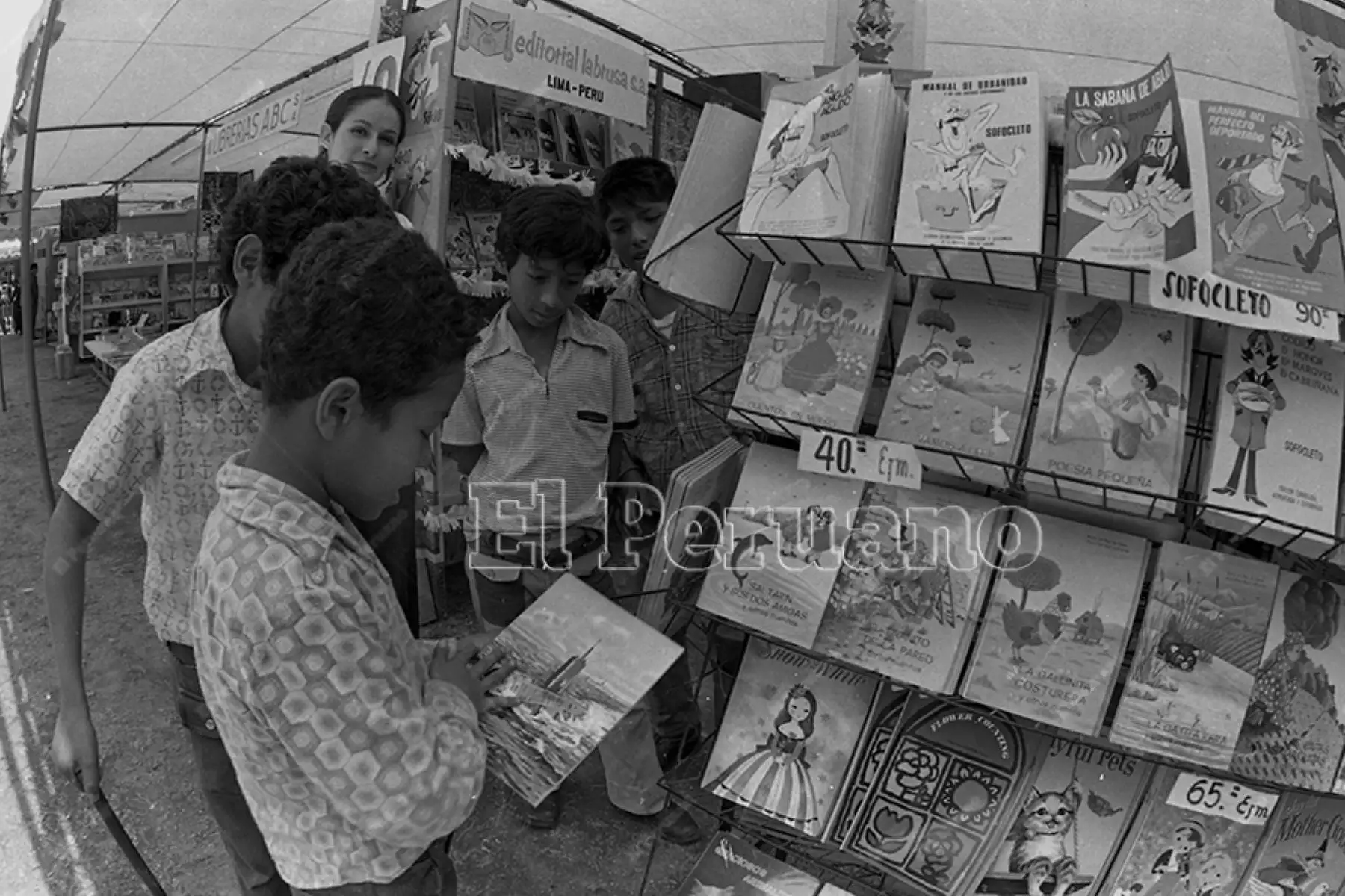 Lima - 23 noviembre 1975 / Un grupo de niños en Feria del Libro en Miraflores.  Foto: Archivo Histórico de El Peruano / Rolando Ángeles