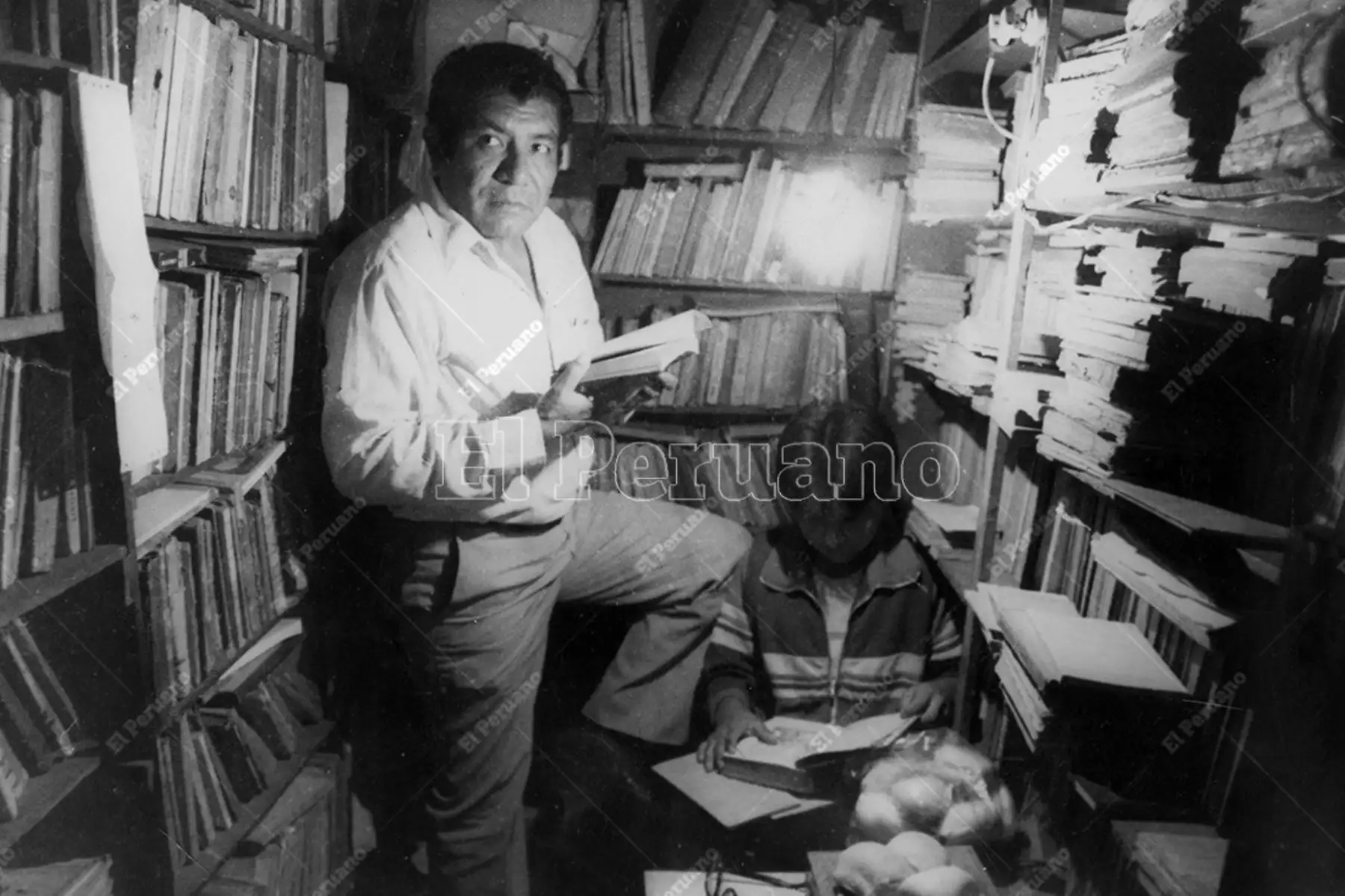 Lima - 1995 / Entrevista al escritor  Gregorio Martínez en su biblioteca.  Foto: Archivo Histórico de El Peruano