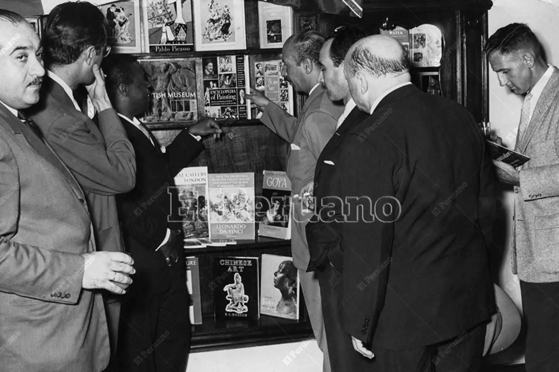 Lima - 1 mayo 1958 / Exposición del Llibro Británico inaugurada en el local de la Libreria Internacional en el pasaje Santa Rosa. Contó con la asistencia de personalidades vinculadas a los círculos diplomáticos y culturales. Foto: Archivo Histórico de El Peruano
