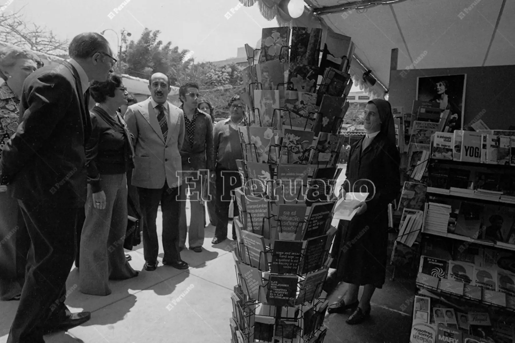 Lima - 22 noviembre 1975 / Martha Hildebrandt,directora del Instituto Nacional de Cultura,en la Feria del Libro. Foto: Archivo Histórico de El Peruano / Norman Córdova