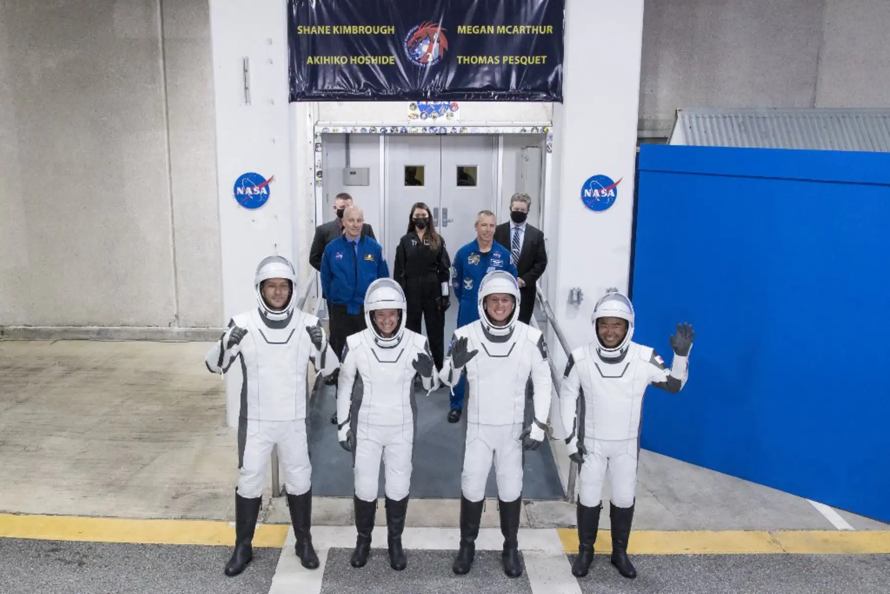 (De izquierda a derecha), al astronauta de la ESA (Agencia Espacial Europea) Thomas Pesquet, a los astronautas de la NASA Megan McArthur y Shane Kimbrough, y al astronauta de la Agencia de Exploración Aeroespacial de Japón (JAXA) Akihiko Hoshide, vistiendo trajes espaciales SpaceX, mientras se preparan para salga del Edificio de Operaciones y Comprobación Neil A. Armstrong para el Complejo de Lanzamiento 39A para abordar la nave espacial SpaceX Crew Dragon para el lanzamiento de la misión Crew-2

Foto: AF