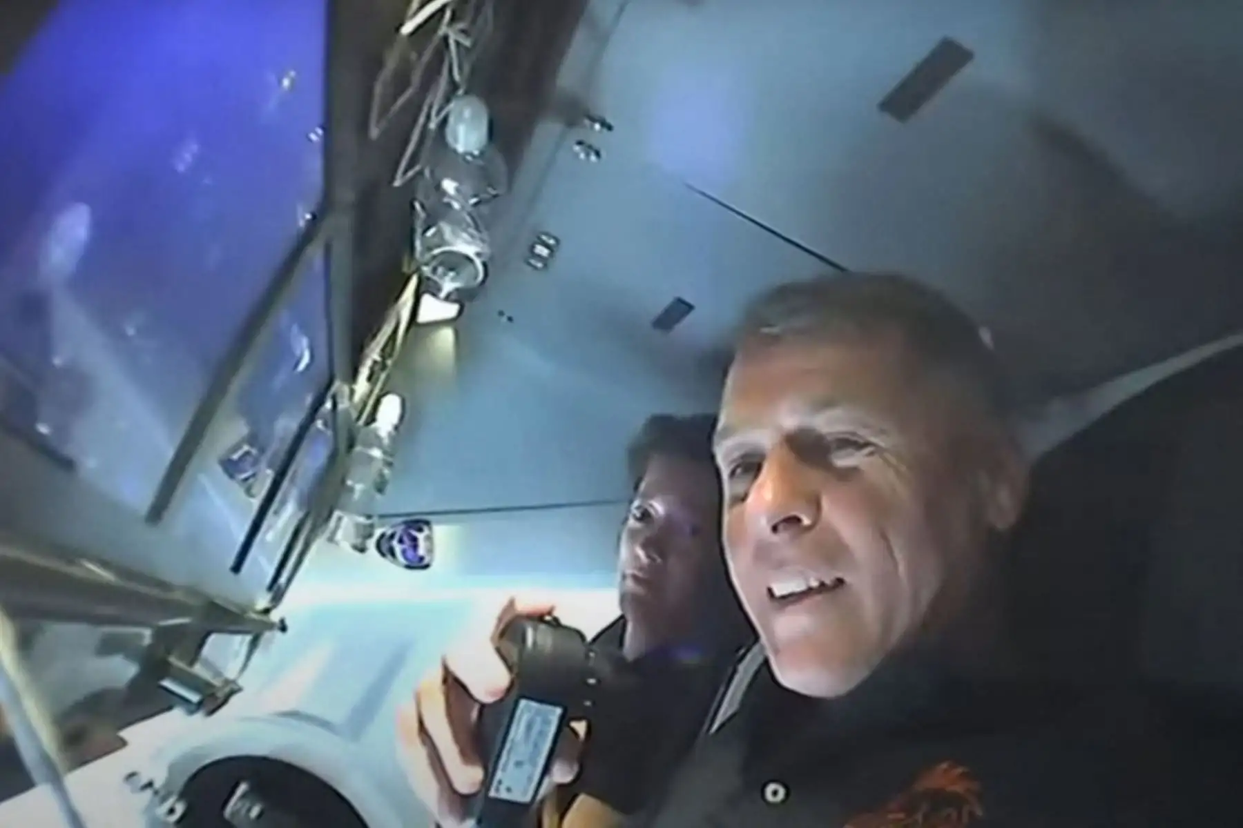 astronautas Shane Kimbrough (derecha) y Megan McArthur hablando por un micrófono en la cápsula de la tripulación SpaceX Falcon 9 en órbita con la misión Crew-2.

Foto: AFP
