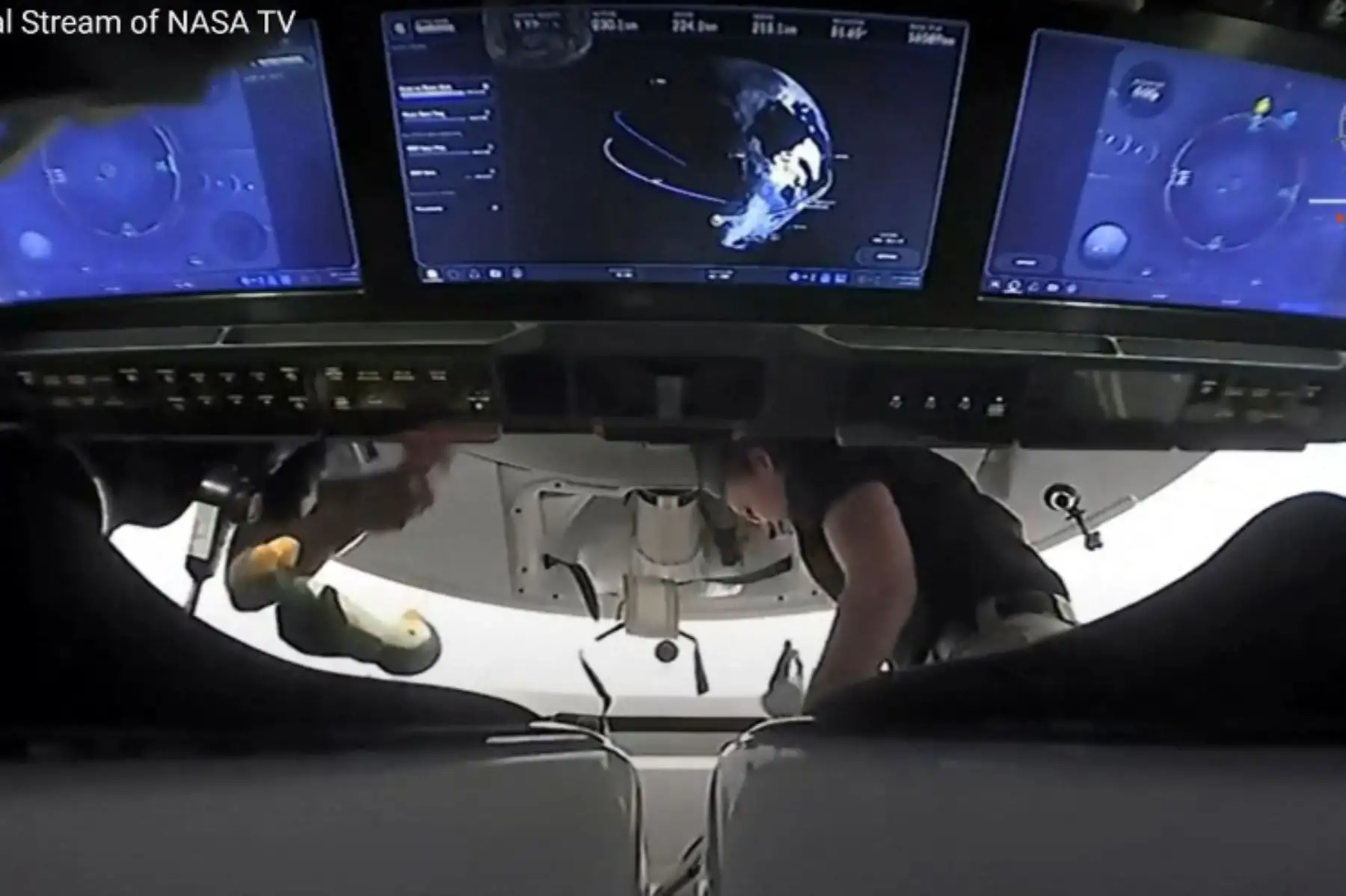 Esta imagen de captura de video cortesía de NASA TV, muestra el interior de la cápsula de la tripulación de la misión SpaceX Crew-2 el 23 de abril de 2021, después de su lanzamiento desde el Centro Espacial Kennedy de la NASA en Florida.

Foto: AFP