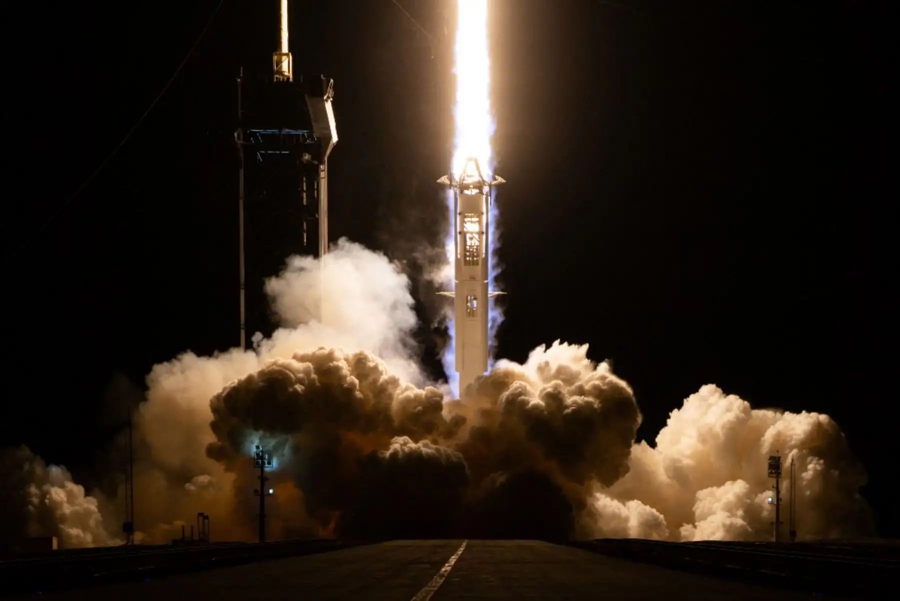 Esta imagen del folleto, cortesía de la NASA, muestra un cohete SpaceX Falcon 9, que transporta a los astronautas de la misión Crew-2, despegando del complejo de lanzamiento 39A en el Centro Espacial Kennedy en Florida.

Foto: AFP
