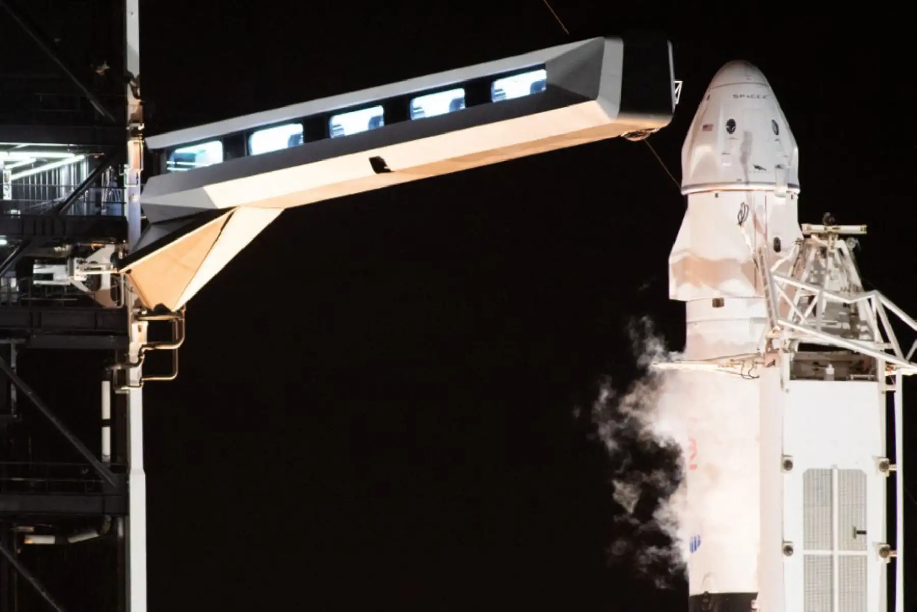 Esta imagen del folleto, cortesía de la NASA, muestra un cohete SpaceX Falcon 9, que transporta a los astronautas de la misión Crew-2, despegando del complejo de lanzamiento 39A en el Centro Espacial Kennedy en Florida.

Foto: AFP