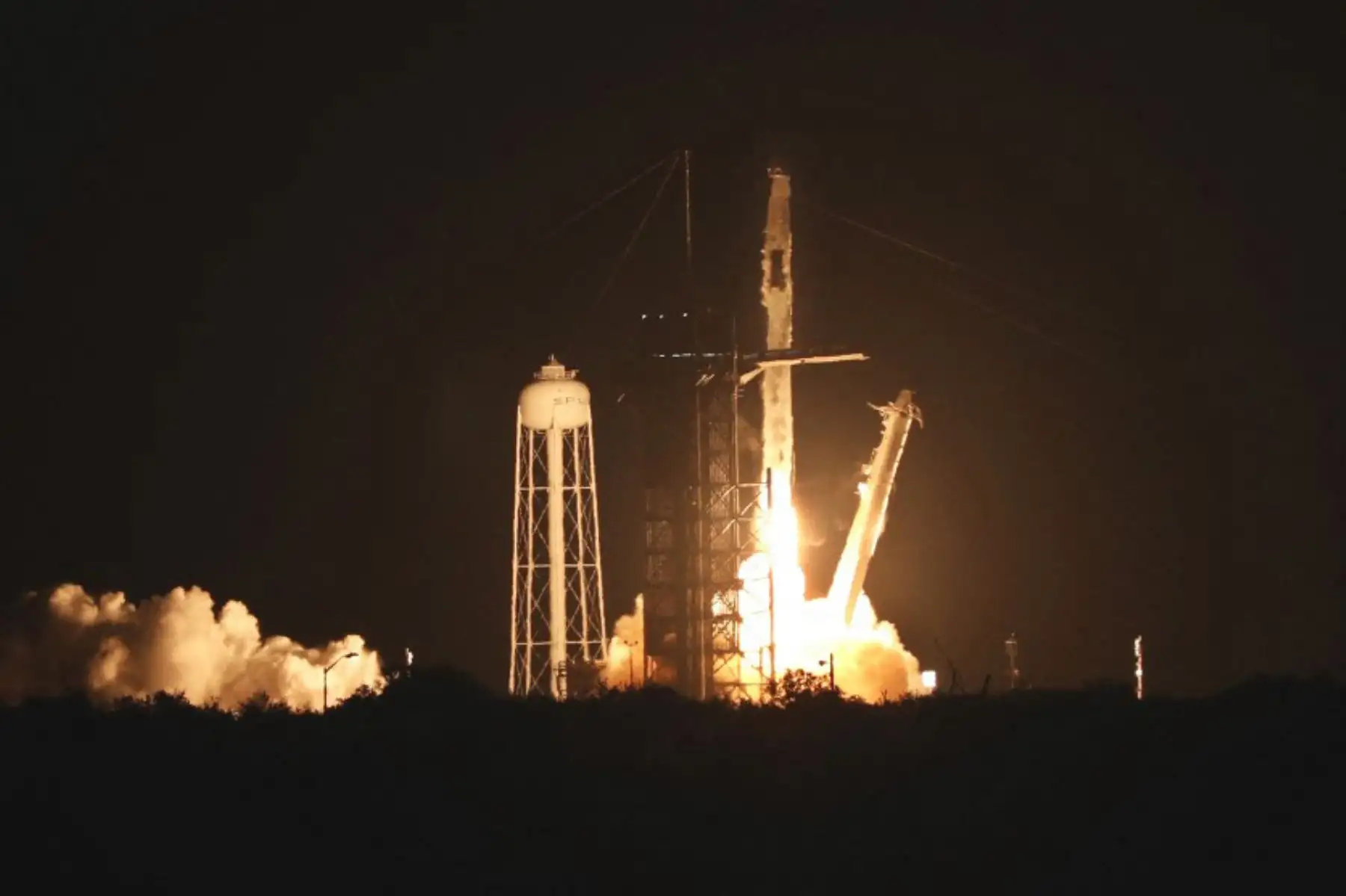Un cohete SpaceX Falcon 9, que transporta a los astronautas de la misión Crew-2, despega del complejo de lanzamiento 39A en el Centro Espacial Kennedy en Florida.

Foto: AFP