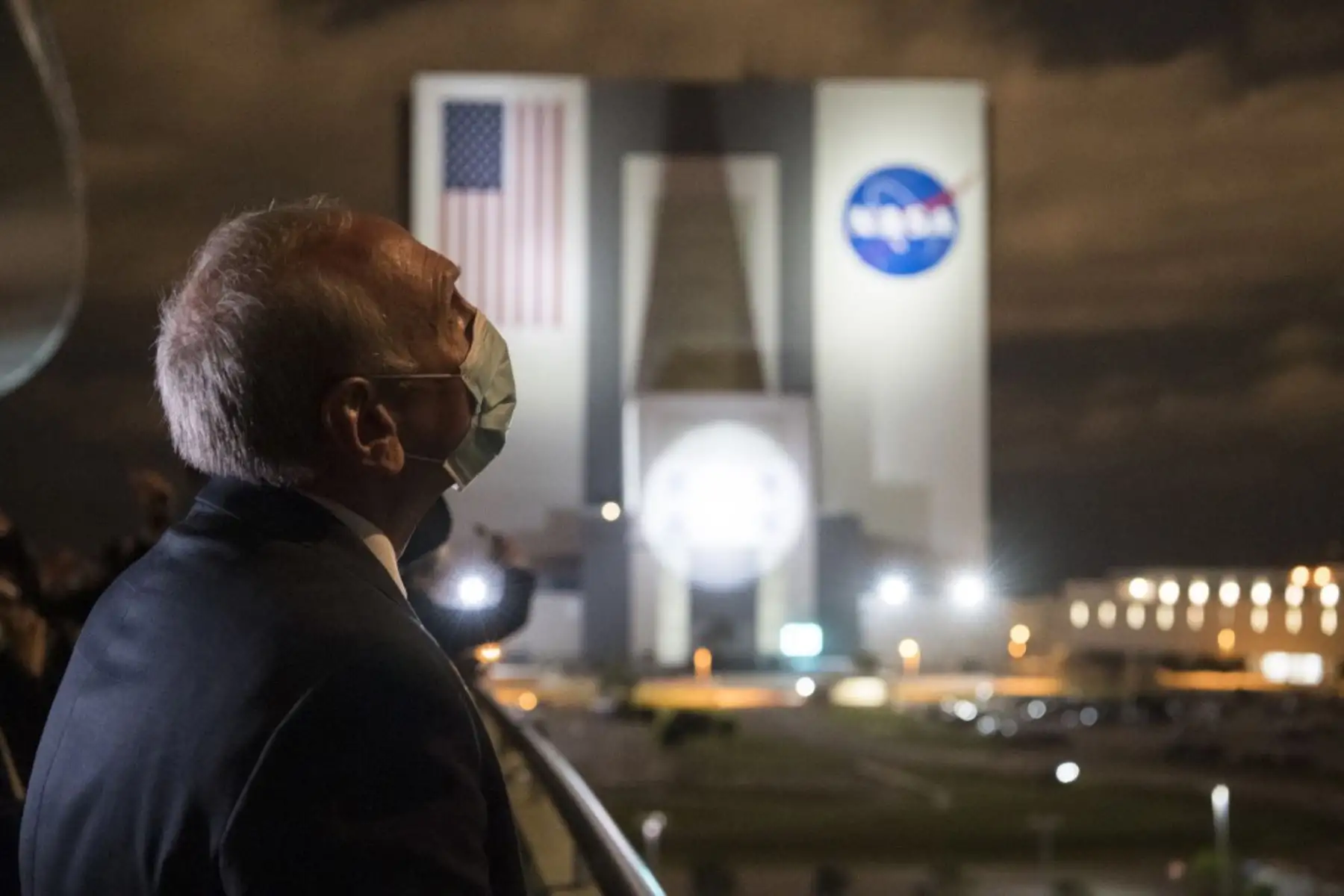 El administrador interino de la NASA Steve Jurczyk observando el lanzamiento de un cohete SpaceX Falcon 9 que transporta la nave espacial Crew Dragon de la compañía en la misión Crew-2 de la NASA en el Centro Espacial Kennedy en Florida.

Foto: AFP