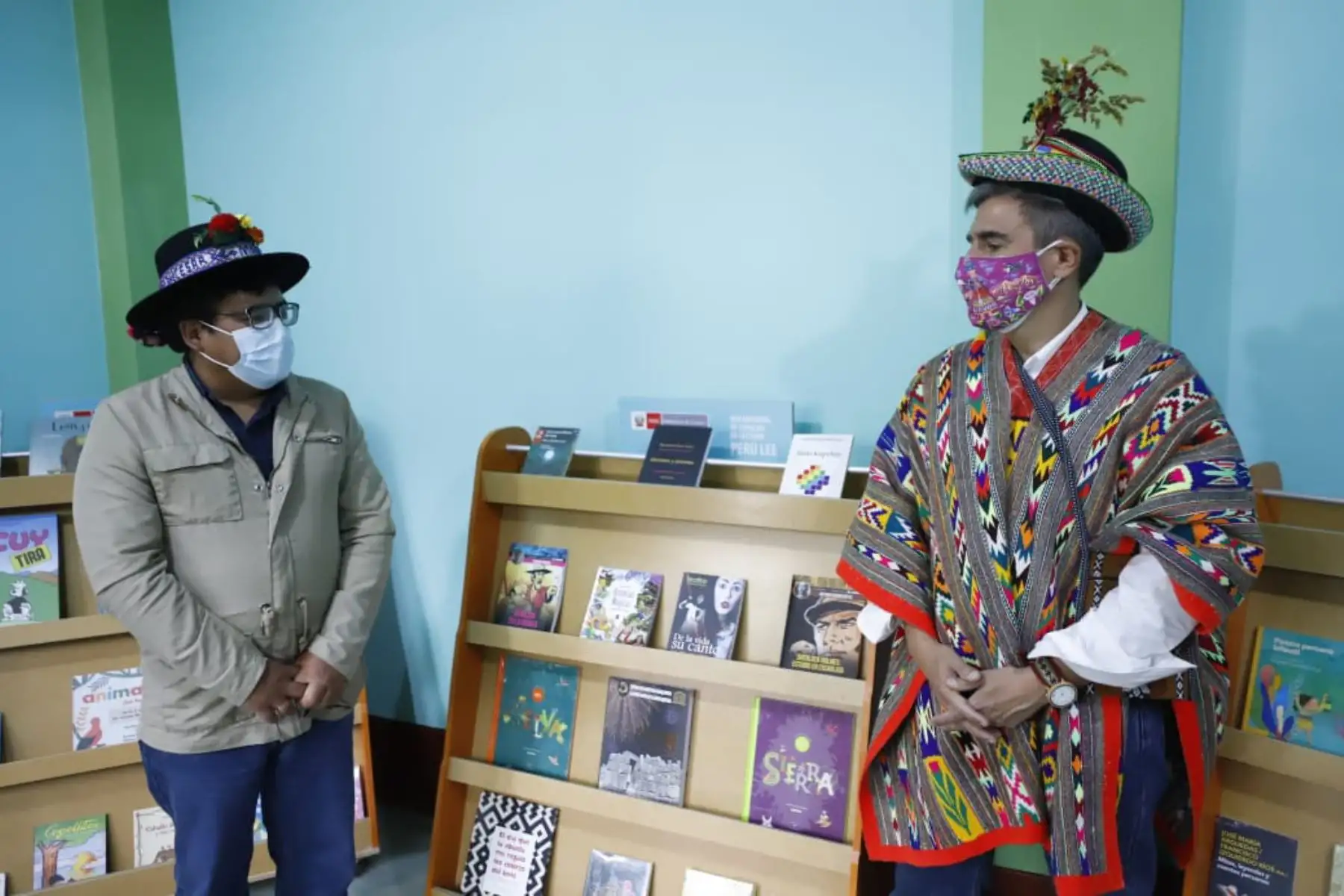 Ministro de Cultura realiza primera entrega de libros y módulos de la Red Nacional de Espacios de Lectura Perú Lee en Ayacucho.

Foto: ANDINA/Ministerio de Cultura
