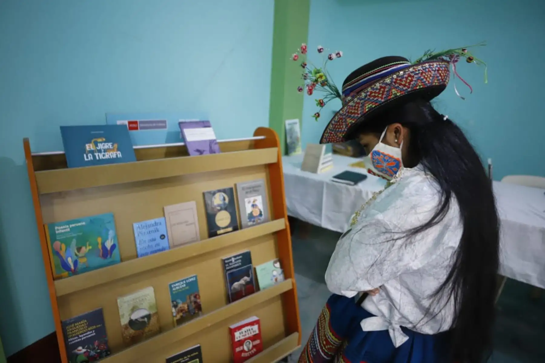 Ministro de Cultura realiza primera entrega de libros y módulos de la Red Nacional de Espacios de Lectura Perú Lee en Ayacucho.

Foto: ANDINA/Ministerio de Cultura