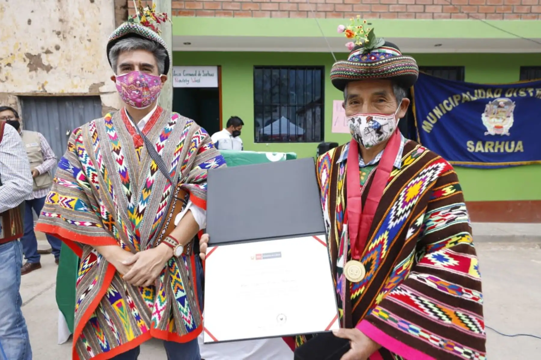Ministro de Cultura realiza primera entrega de libros y módulos de la Red Nacional de Espacios de Lectura Perú Lee en Ayacucho.

Foto: ANDINA/Ministerio de Cultura