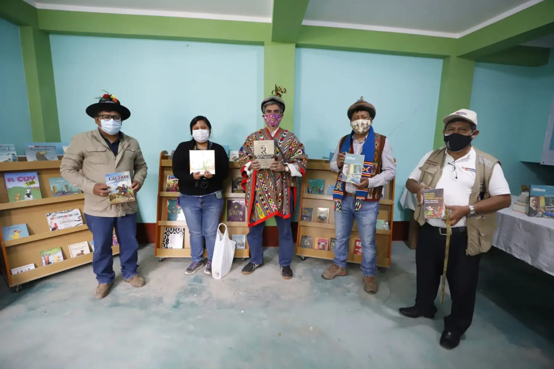 Ministro de Cultura realiza primera entrega de libros y módulos de la Red Nacional de Espacios de Lectura Perú Lee en Ayacucho.

Foto: ANDINA/Ministerio de Cultura