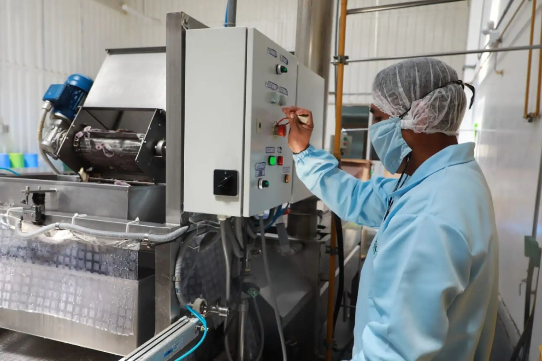 El ministro José Luis Chicoma visita las instalaciones de la planta de producción de la cooperativa Agropia, empresa cofinanciada por el programa InnovatePeru para la mejora de la cadena productiva de papas nativas orgánicas de colores.

Foto:ANDINA / Ministerio de la Producción