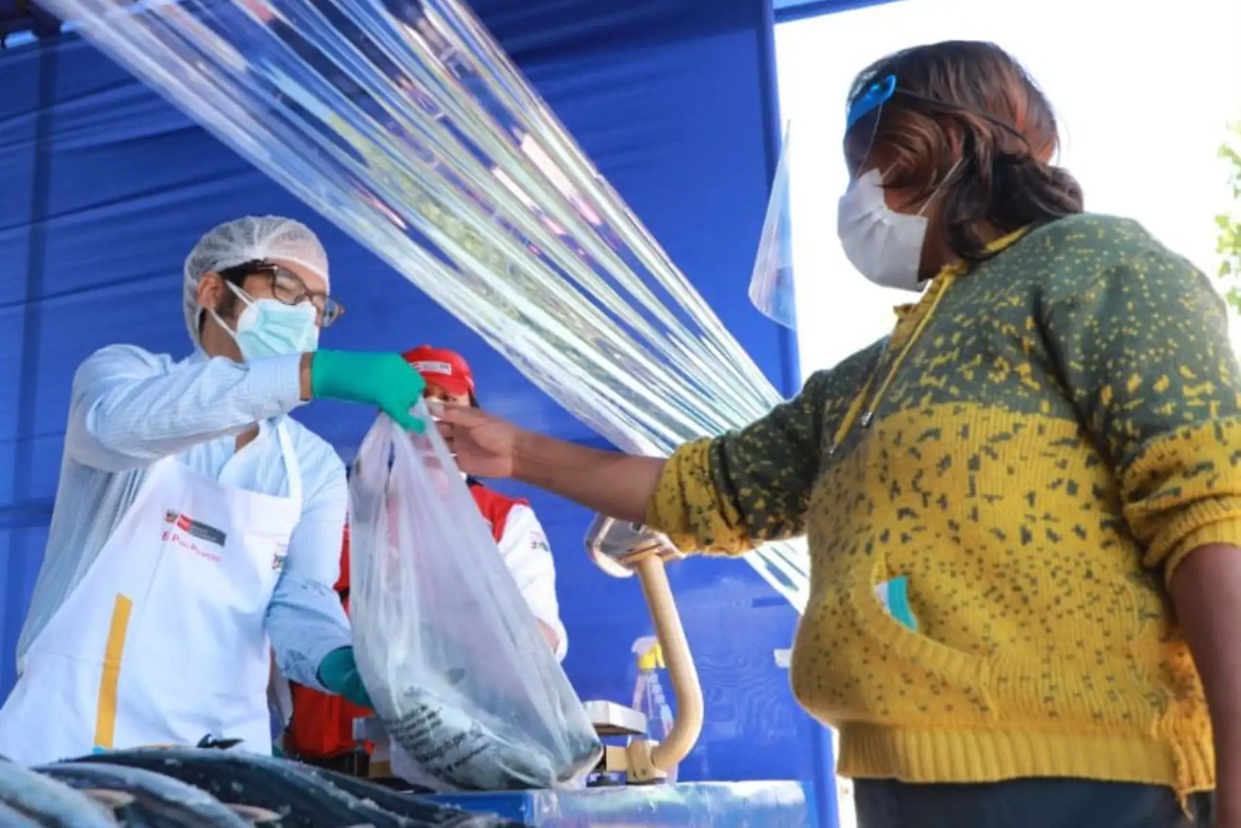 Desde Junín, el ministro José Luis Chicoma
 visita la feria Mi Pescadería, organizada por 
el programa "AComerPescado"
que pone al alcance de las familias pescado nutritivo y a precios de promoción.

Foto:ANDINA/ Ministerio de la Producción