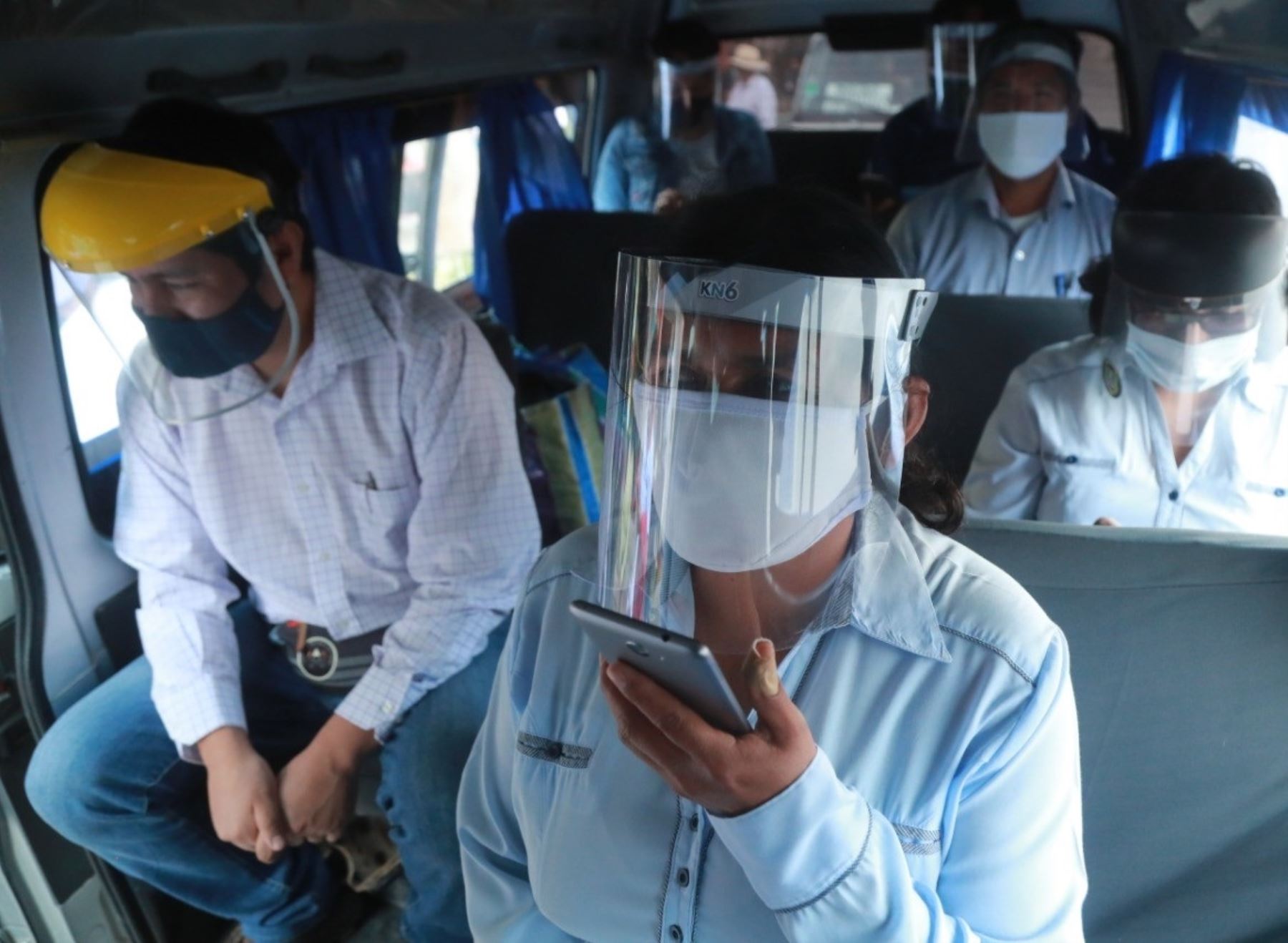 Municipalidades provinciales redoblan esfuerzos para entregar protectores faciales, que distribuyó el MTC a los gobiernos locales, a los usuarios del transporte público. ANDINA/Difusión