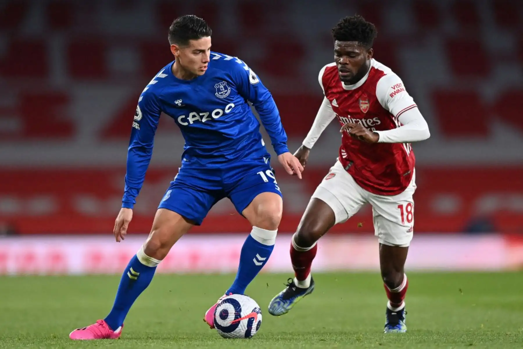 El centrocampista colombiano del Everton James Rodríguez (L) compite con el centrocampista ghanés del Arsenal Thomas Partey (R) durante el partido de fútbol de la Premier League inglesa entre el Arsenal y el Everton en el Emirates Stadium de Londres.

Foto: AFP