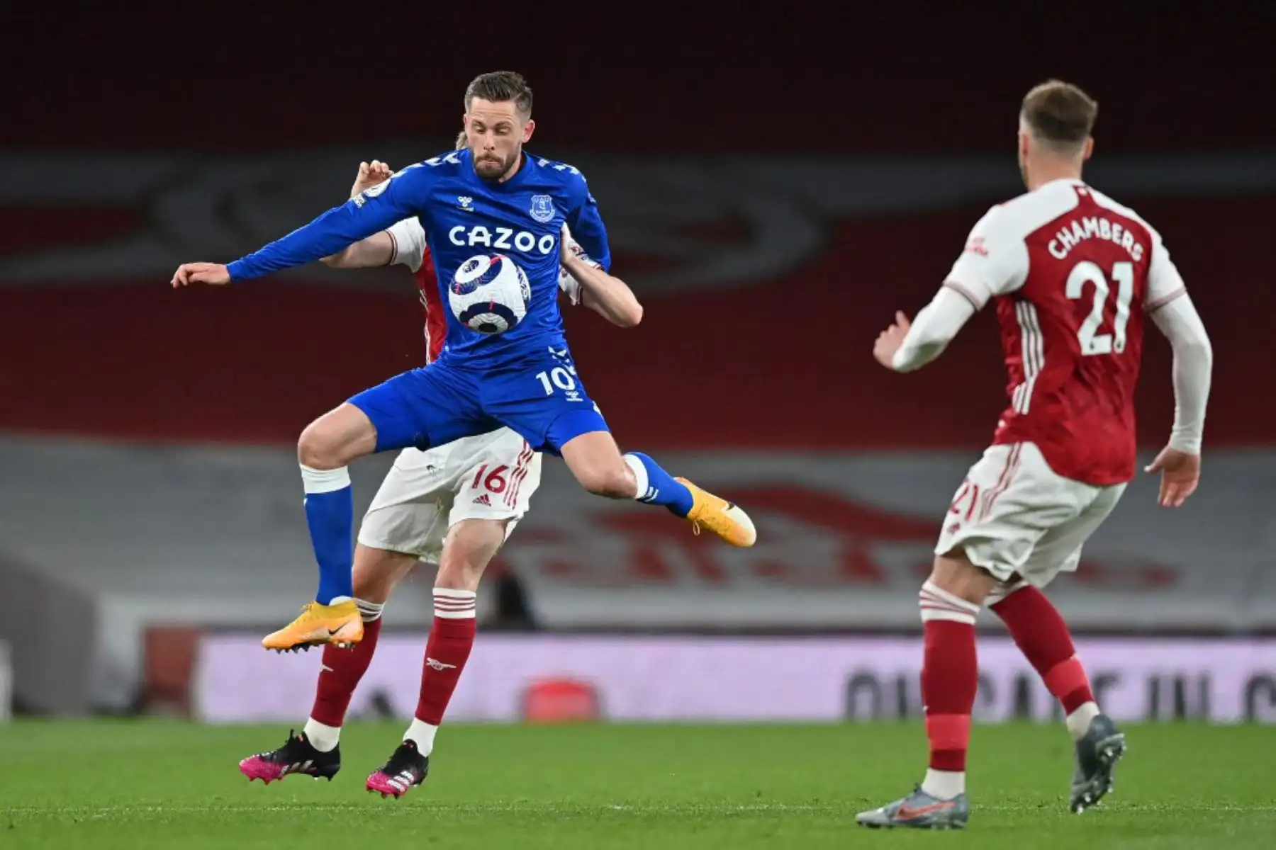 El centrocampista islandés del Everton Gylfi Sigurdsson (L) controla el balón durante el partido de fútbol de la Premier League inglesa entre el Arsenal y el Everton en el Emirates Stadium de Londres.

Foto: AFP
