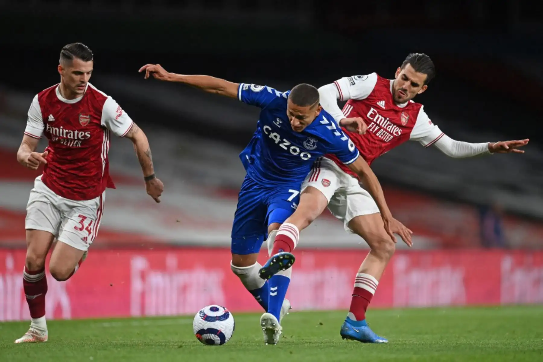 El centrocampista suizo del Arsenal Granit Xhaka (L) y el centrocampista español del Arsenal Dani Ceballos (R) compite con el delantero brasileño del Everton Richarlison (C) durante el partido de fútbol de la Premier League inglesa entre el Arsenal y el Everton en el Emirates Stadium de Londres.

Foto: AFP