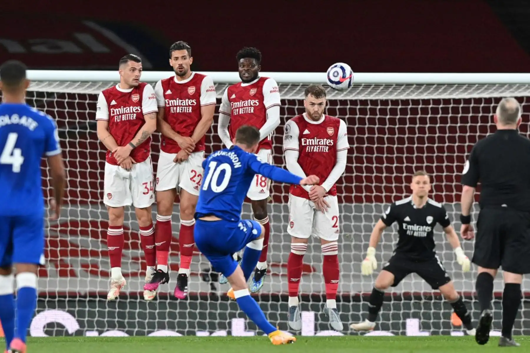 El centrocampista islandés del Everton Gylfi Sigurdsson (C) realiza un tiro libre durante el partido de fútbol de la Premier League inglesa entre el Arsenal y el Everton en el Emirates Stadium de Londres.

Foto: AFP