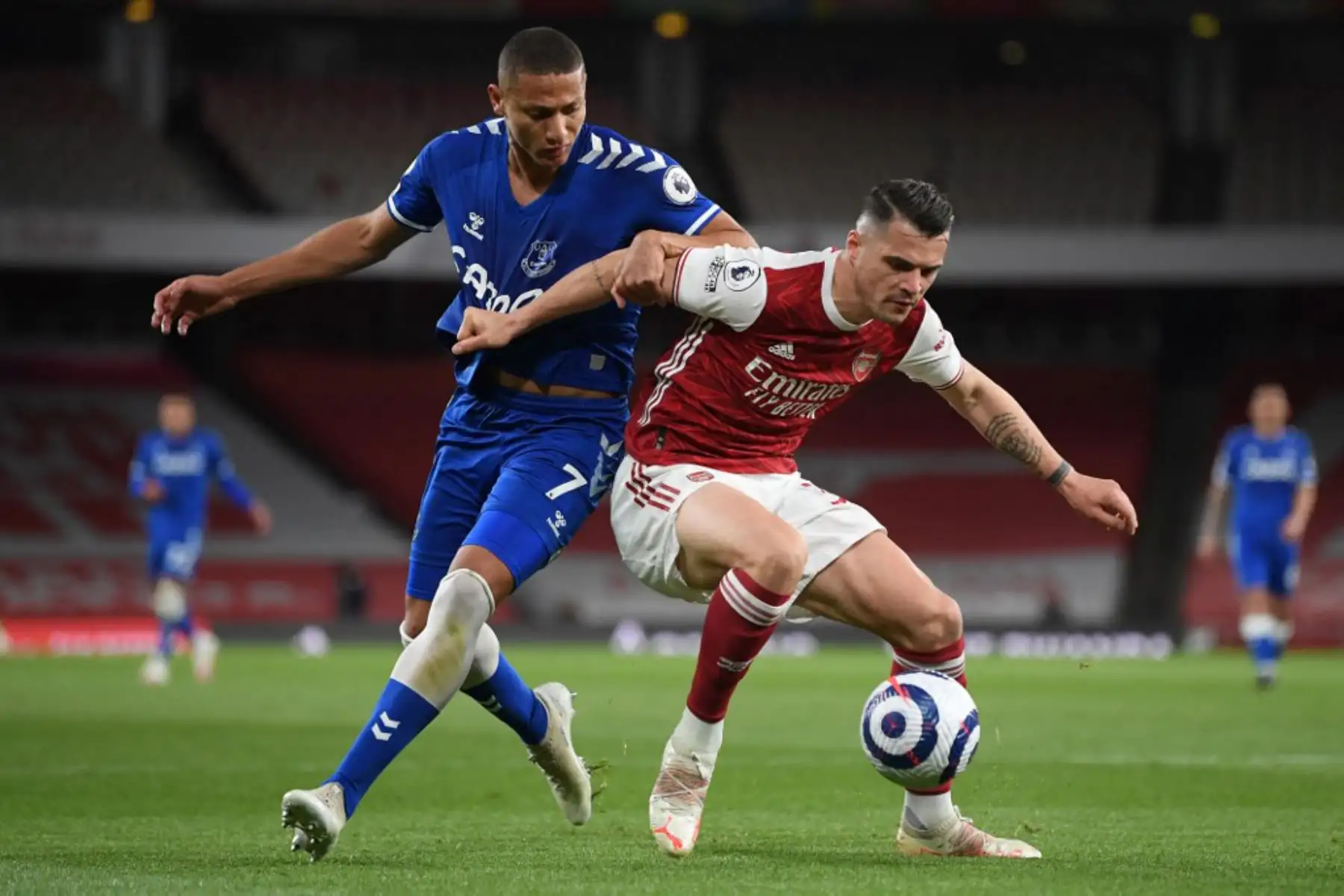 El delantero brasileño del Everton Richarlison (L) compite con el centrocampista suizo del Arsenal Granit Xhaka (R) durante el partido de fútbol de la Premier League inglesa entre el Arsenal y el Everton en el Emirates Stadium de Londres.

Foto: AFP