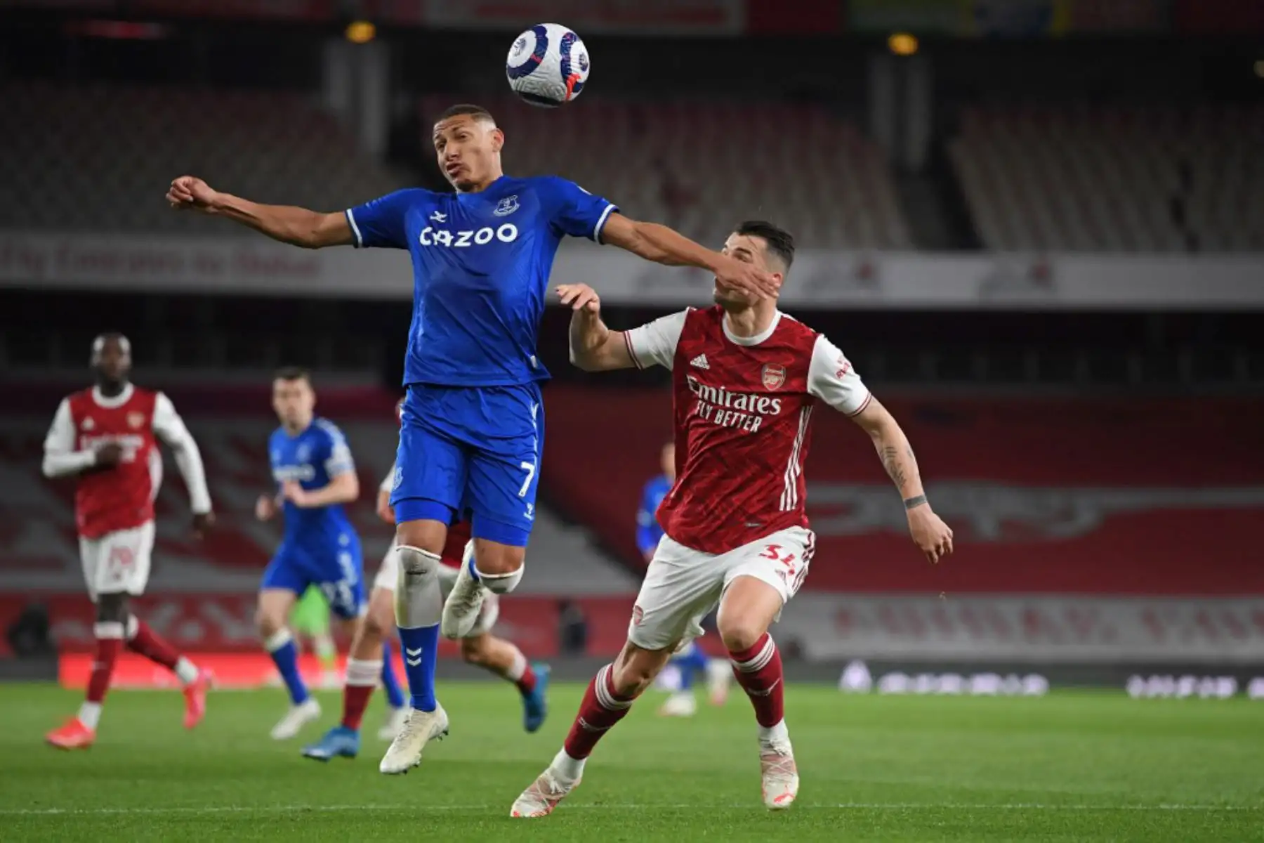 El delantero brasileño del Everton Richarlison (C) compite con el centrocampista suizo del Arsenal Granit Xhaka (R) durante el partido de fútbol de la Premier League inglesa entre el Arsenal y el Everton en el Emirates Stadium de Londres.

Foto: AFP