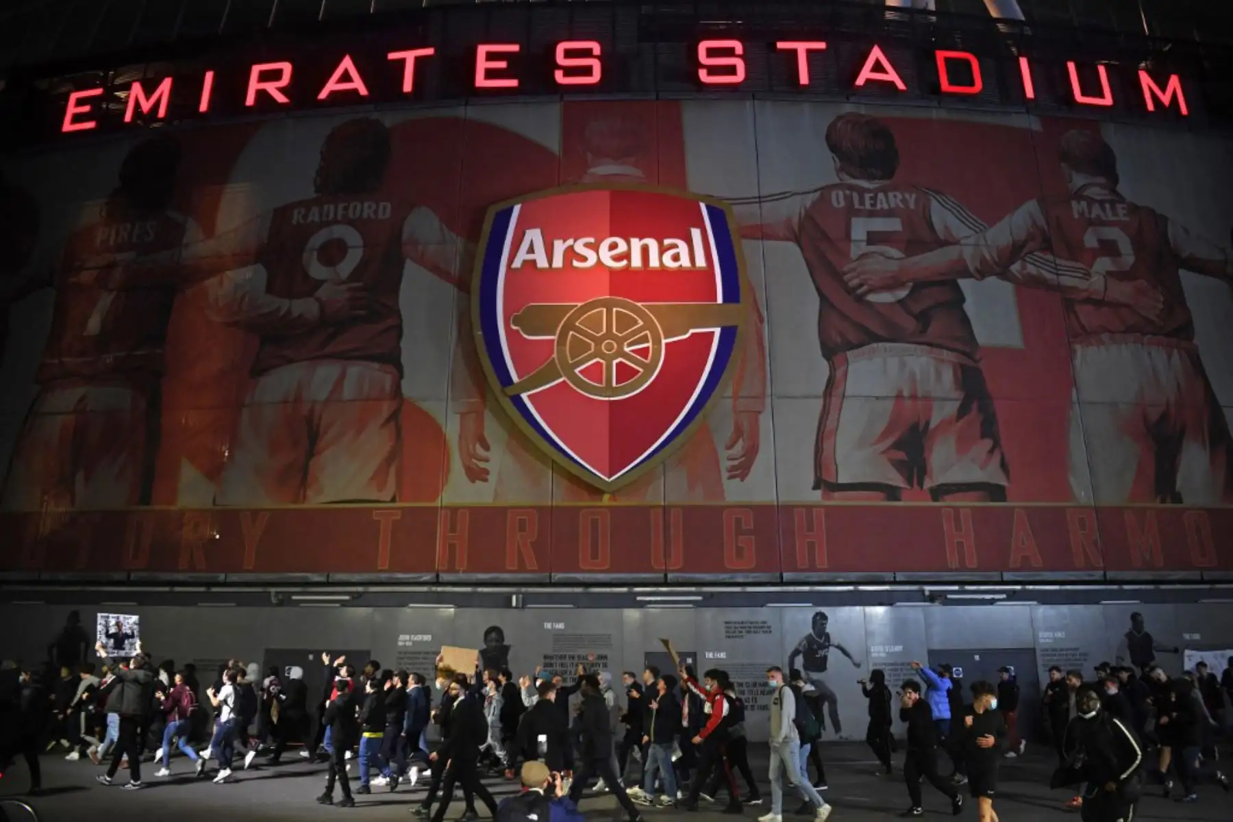 Los aficionados protestan contra el propietario estadounidense del Arsenal, Stan Kroenke, frente al estadio Emirates del club Arsenal de la Premier League inglesa en Londres.

Foto: AFP