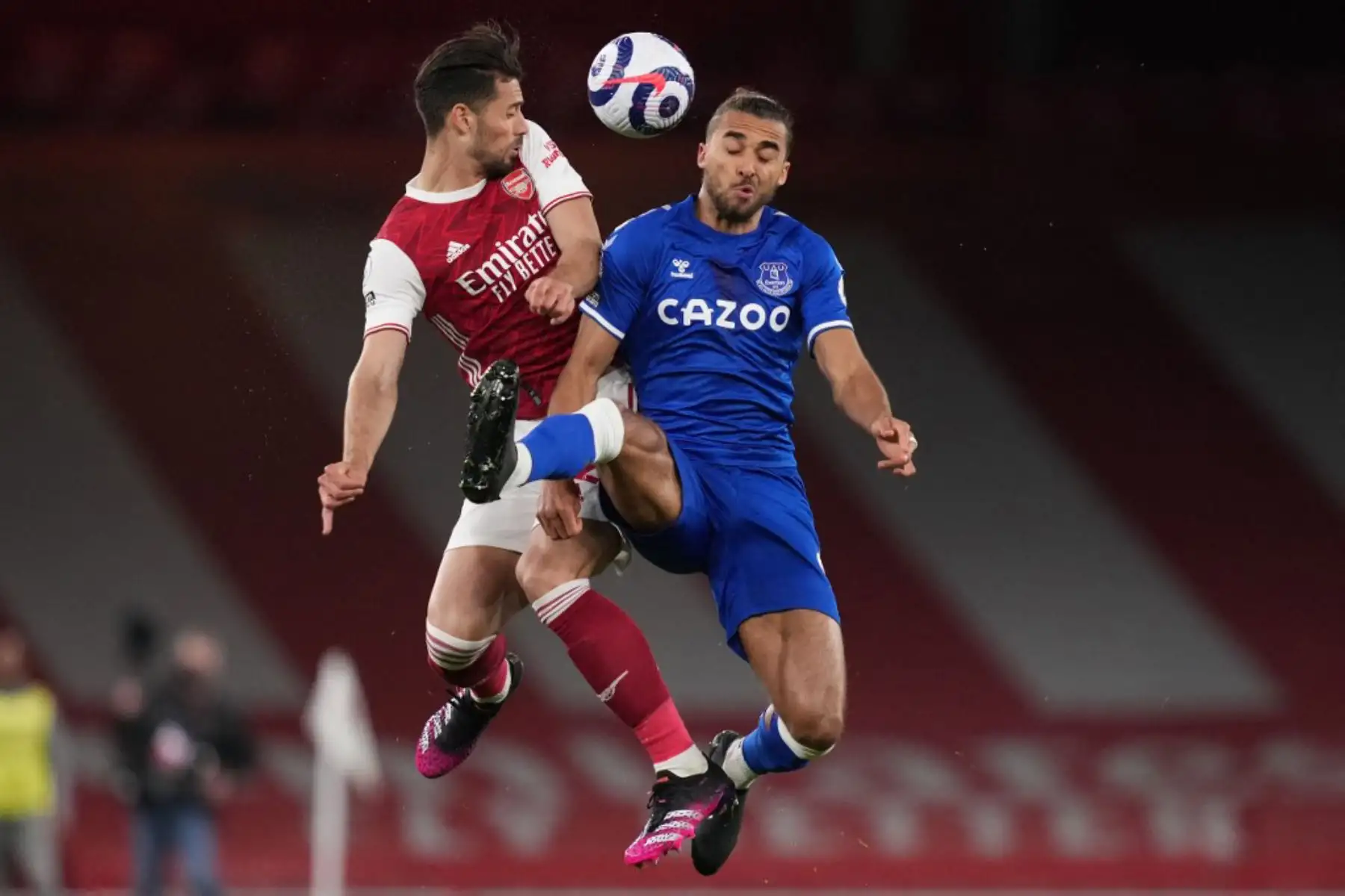 El defensor español del Arsenal Pablo Mari (L) compite con el delantero inglés del Everton Dominic Calvert-Lewin (R) durante el partido de fútbol de la Premier League inglesa entre el Arsenal y el Everton en el Emirates Stadium de Londres.

Foto: AFP