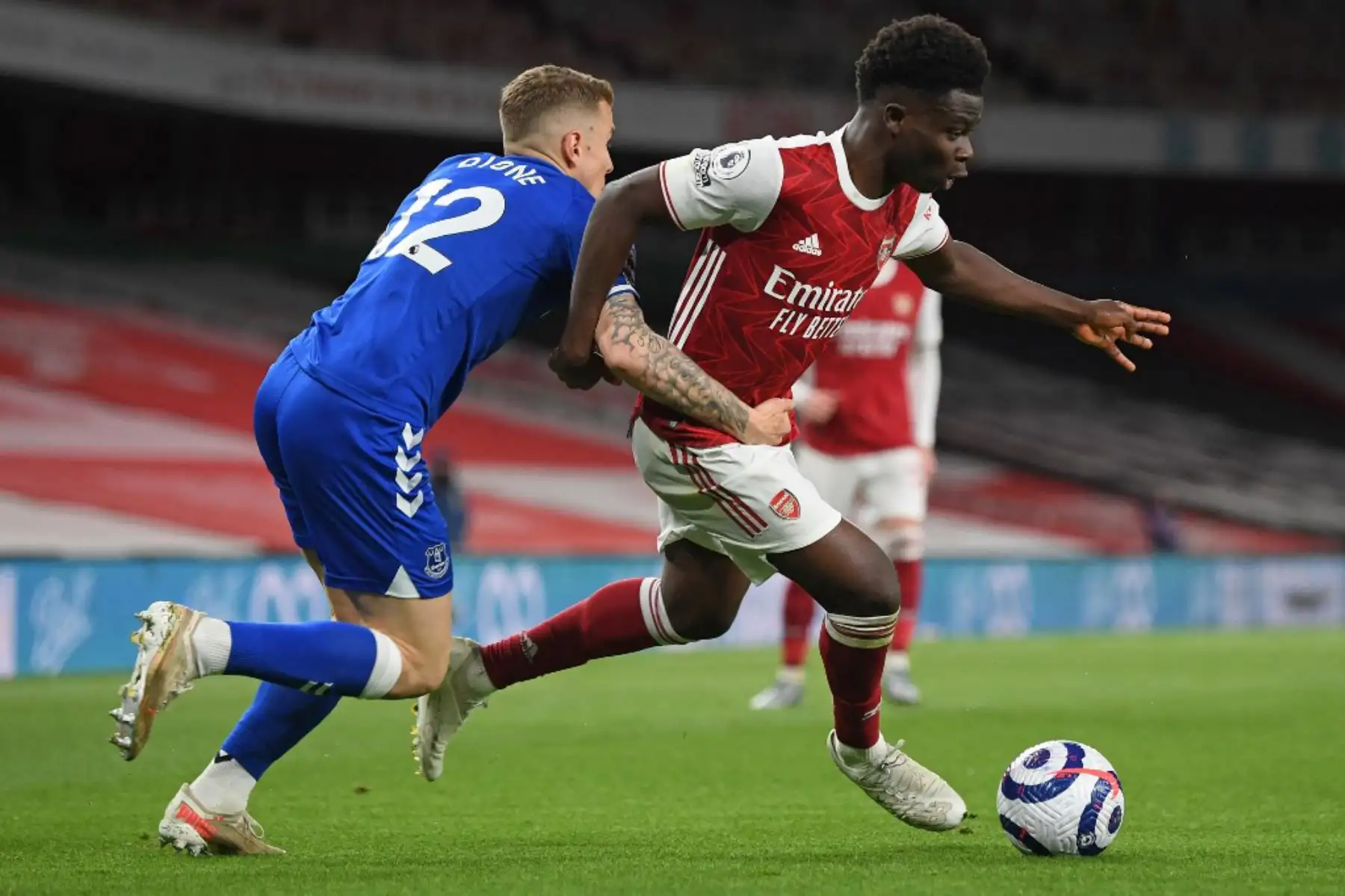 El delantero inglés del Arsenal Bukayo Saka (R) compite con el defensor francés del Everton Lucas Digne (L) durante el partido de fútbol de la Premier League inglesa entre el Arsenal y el Everton en el Emirates Stadium de Londres.

Foto: AFP