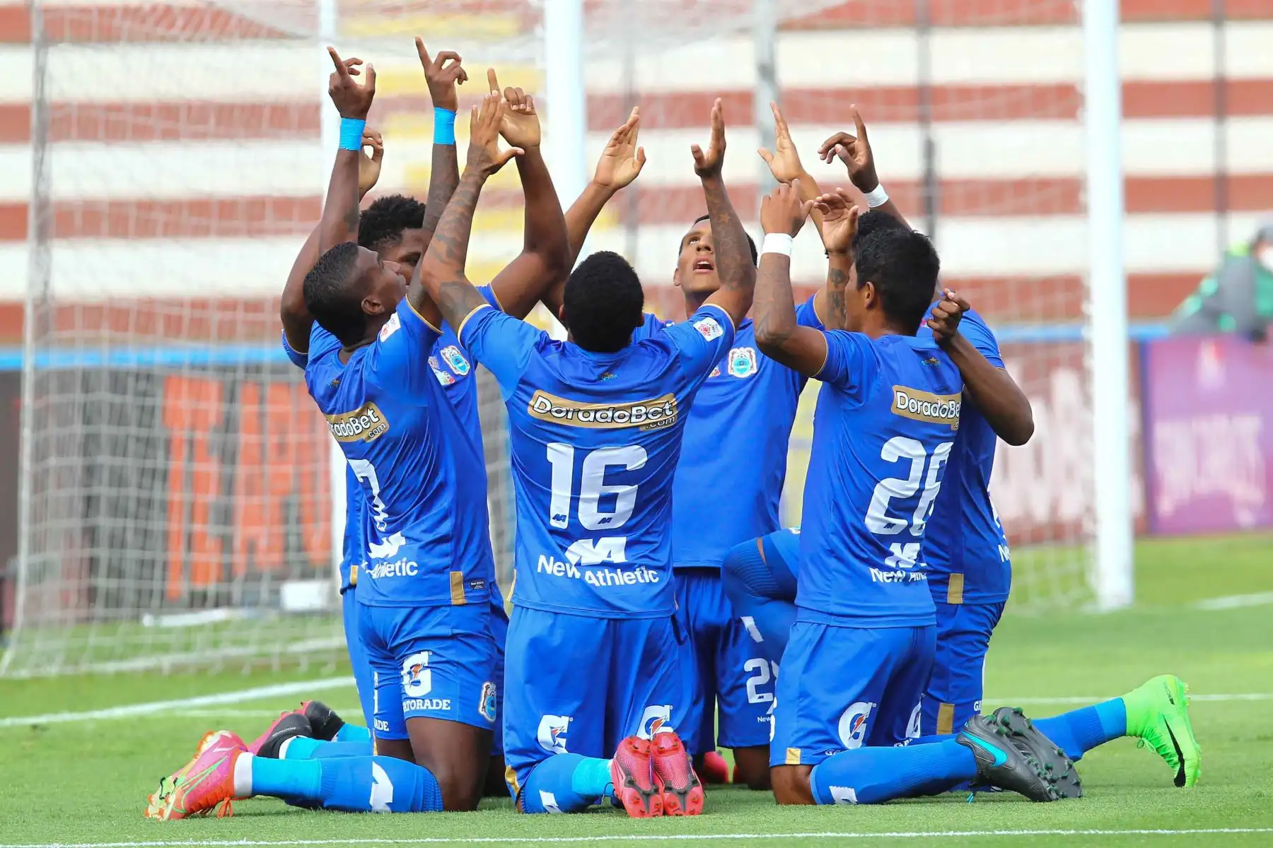 Johan Arango de Binacional anota el primer tanto contra Deportivo Municipal a los 9 minutos del partido en el Miguel Grau del Callao.Foto: Liga1